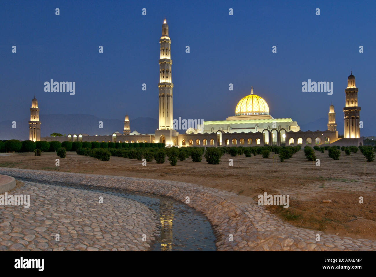 Vista del tramonto del Sultano Qaboos grande moschea di Muscat, della capitale di Oman. Foto Stock