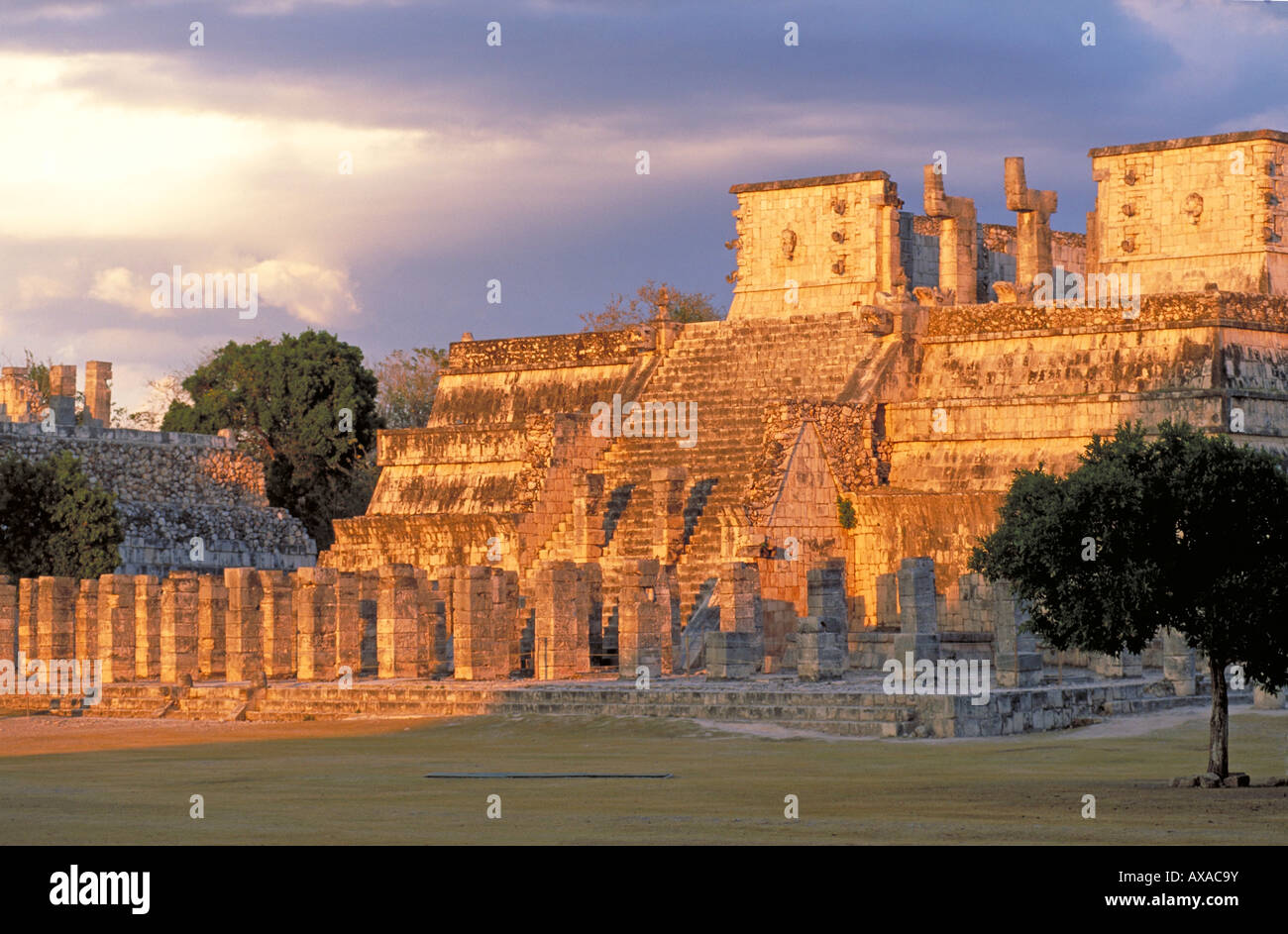 Elk156 1725 Messico Yucatan Chichen Itza Tempio dei Guerrieri Post Maya classico periodo Totlec 900 1200 Foto Stock