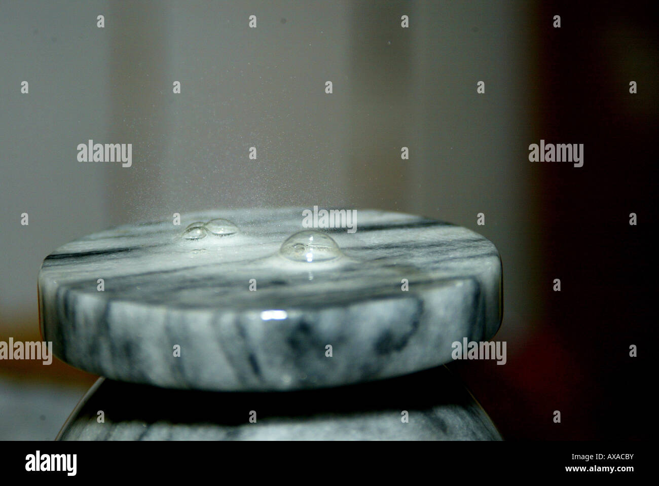 Schiume di acido su marmo Foto Stock