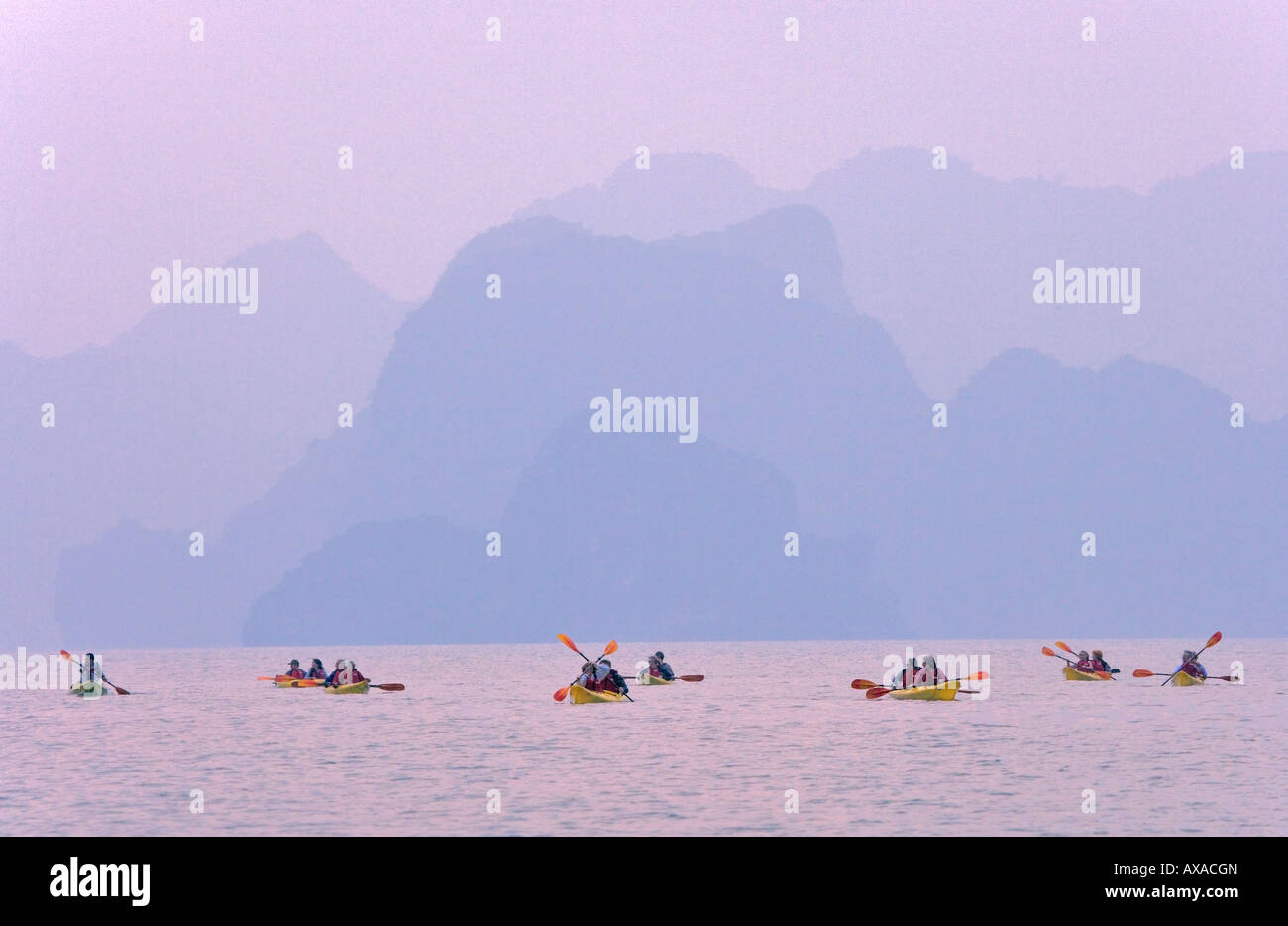 I kayak e isole carsico nella baia di Halong Vietnam Foto Stock