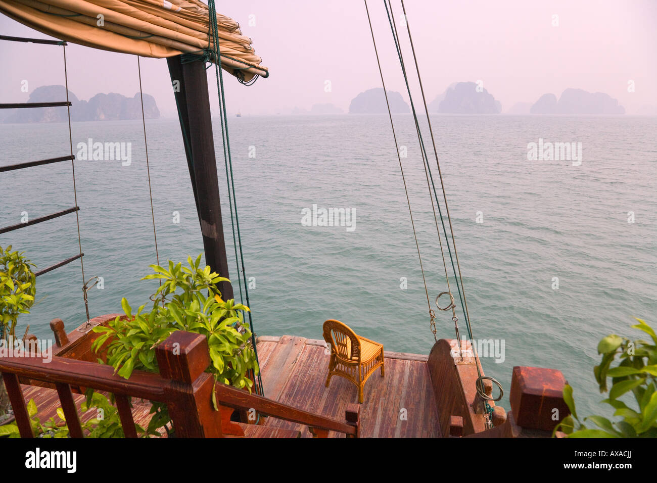 Posta indesiderata e barca isole carsico nella baia di Halong Vietnam Foto Stock