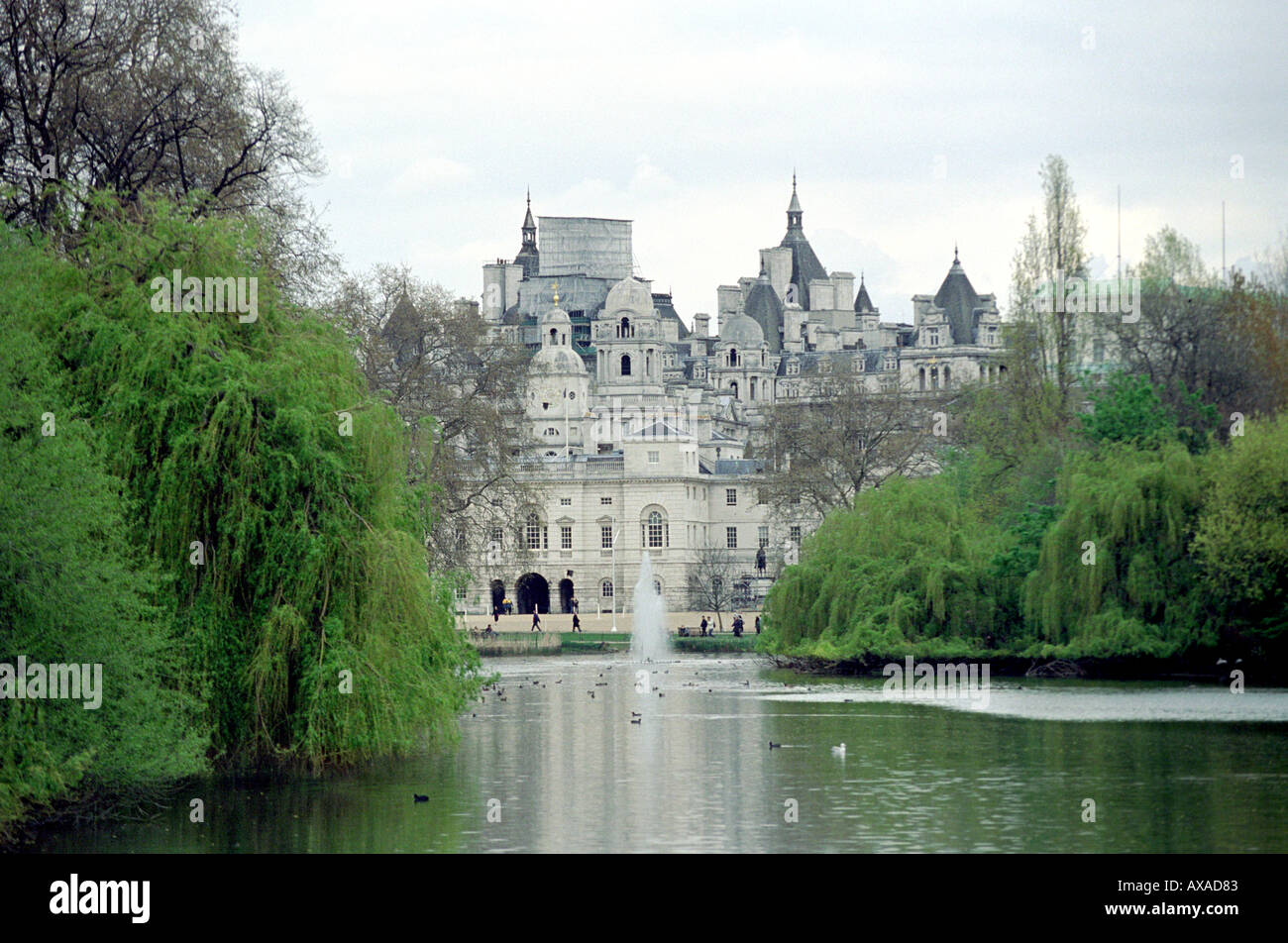 Ammiragliato vecchi edifici, Whitehall, da St James Park, London, Regno Unito Foto Stock