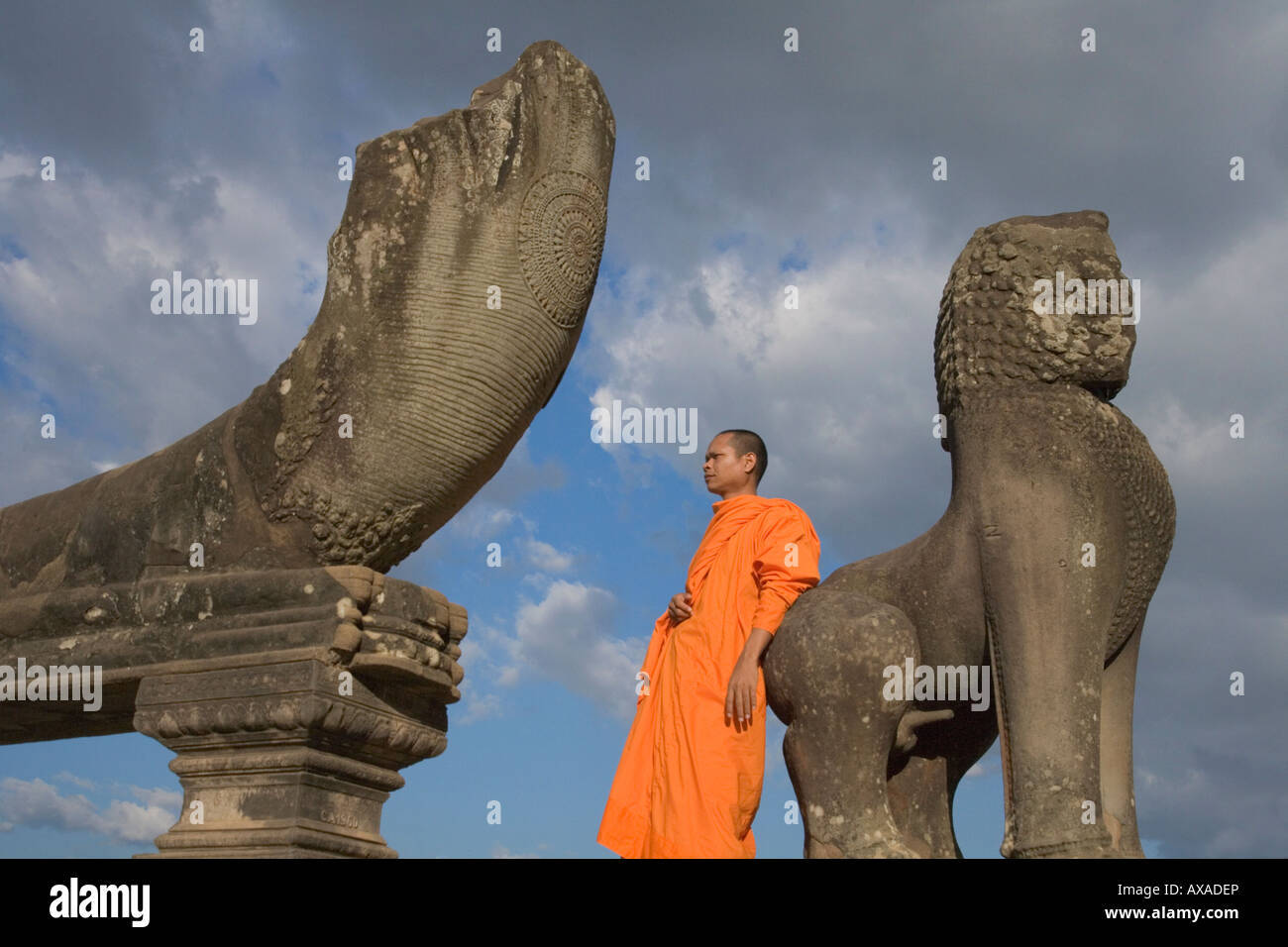 Monaco con lion statua Angkor Wat Cambogia Foto Stock