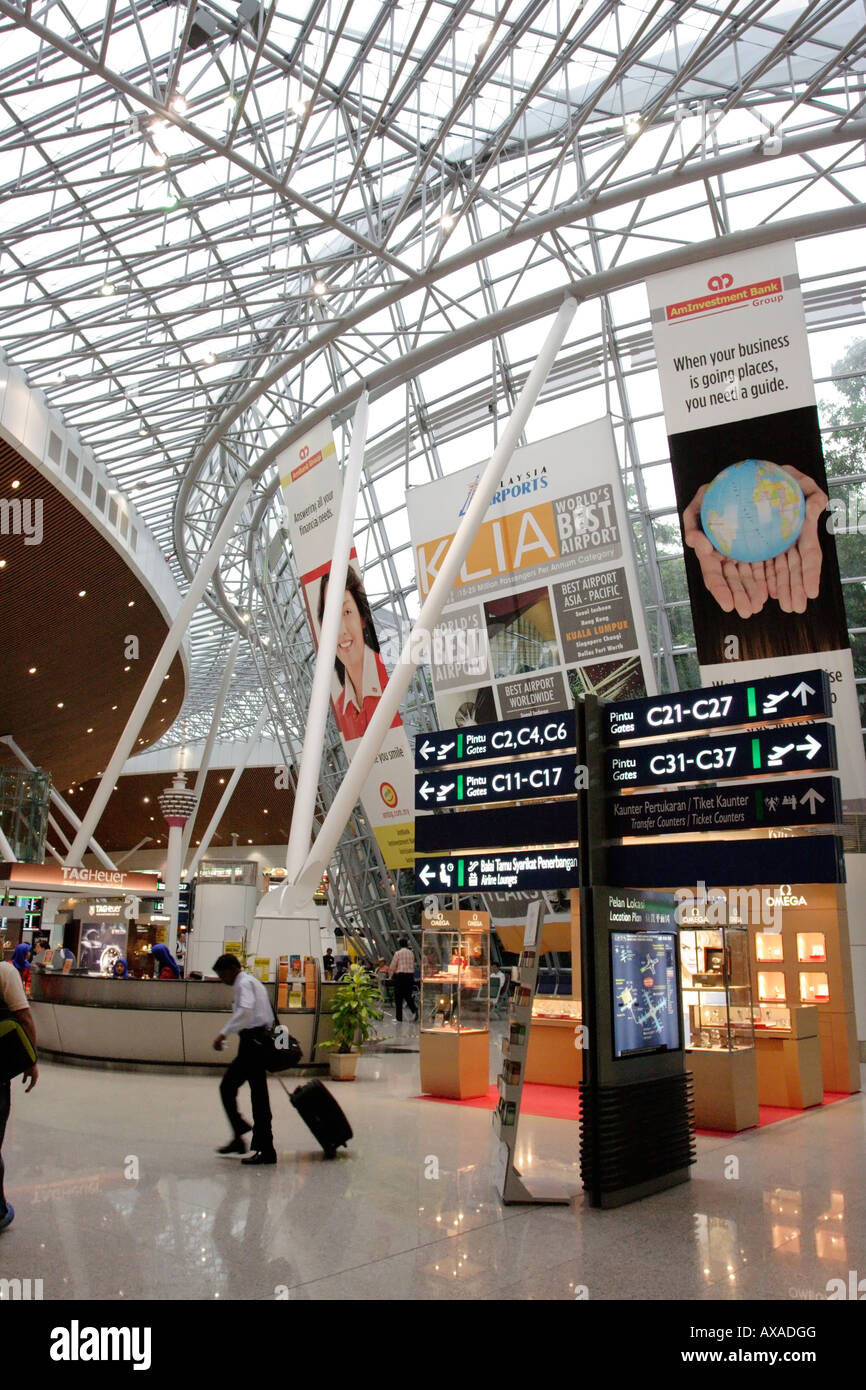 Negozi duty free all'interno di l'Aeroporto Internazionale di Kuala Lumpur in Malesia. Foto Stock