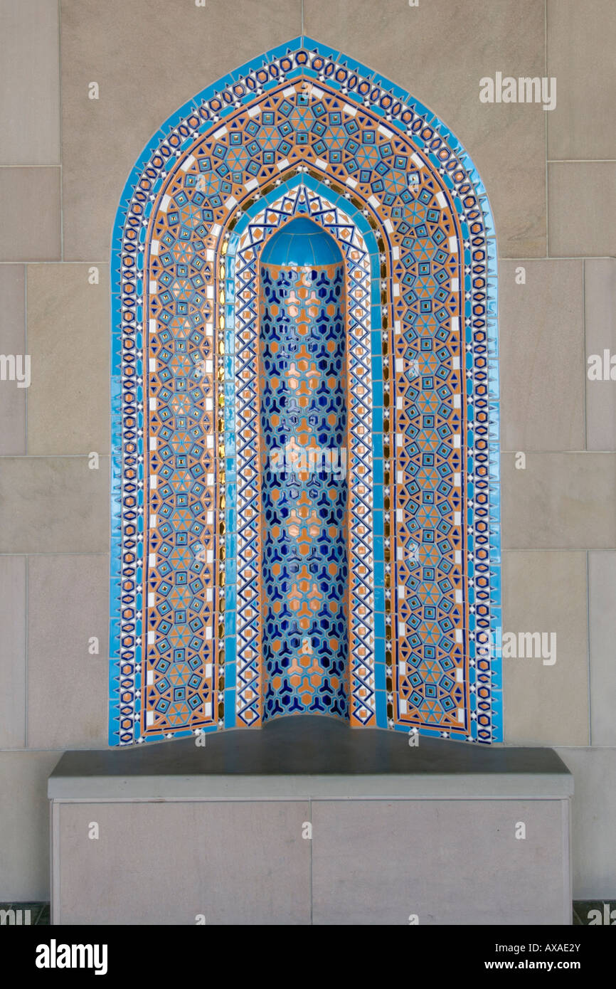 Dettaglio del mosaico in un'alcova in Sultan Qaboos grande moschea di Muscat, della capitale di Oman. Foto Stock