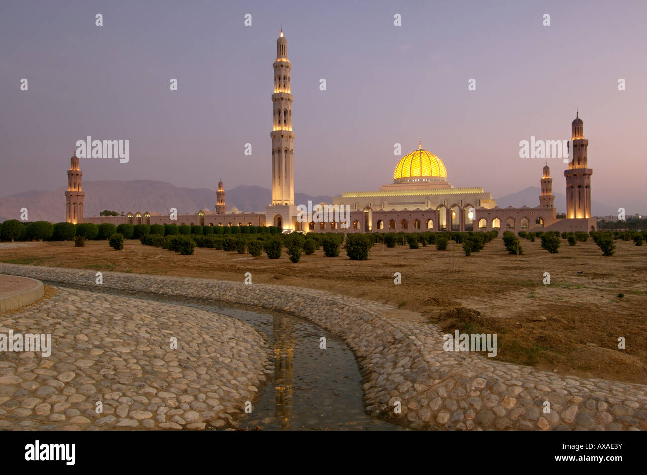 Vista del tramonto del Sultano Qaboos grande moschea di Muscat, della capitale di Oman. Foto Stock