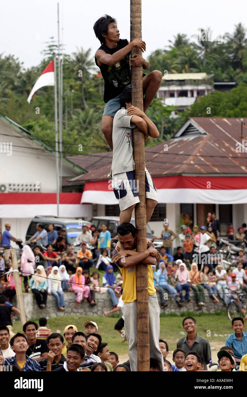 Il gioco tradizionale di scalata di un palo di bambù, Gunungsitoli, Indonesia Foto Stock Il gioco tradizionale di scalata di un palo di bambù, Gunungsitoli, Indonesia Foto Stock