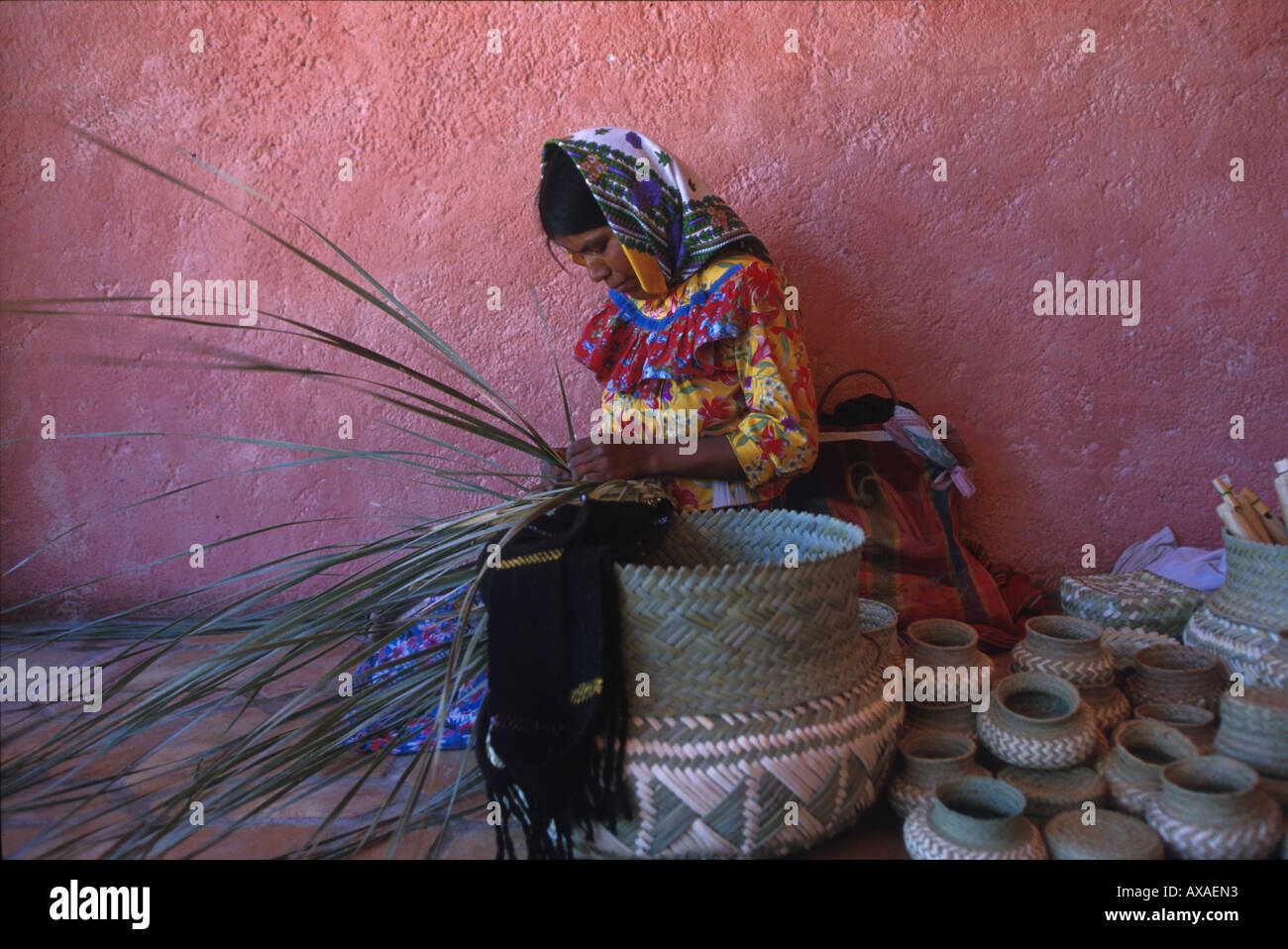 La donna è messa in vimini Tarahumaras, Messico Foto Stock