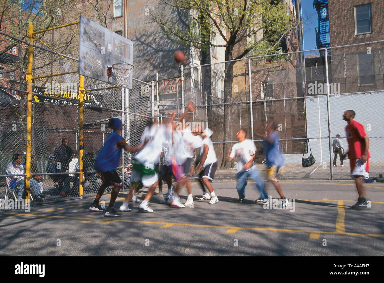 I giovani giocatori di basket, Manhattan, New York, New York, USA, America Foto Stock