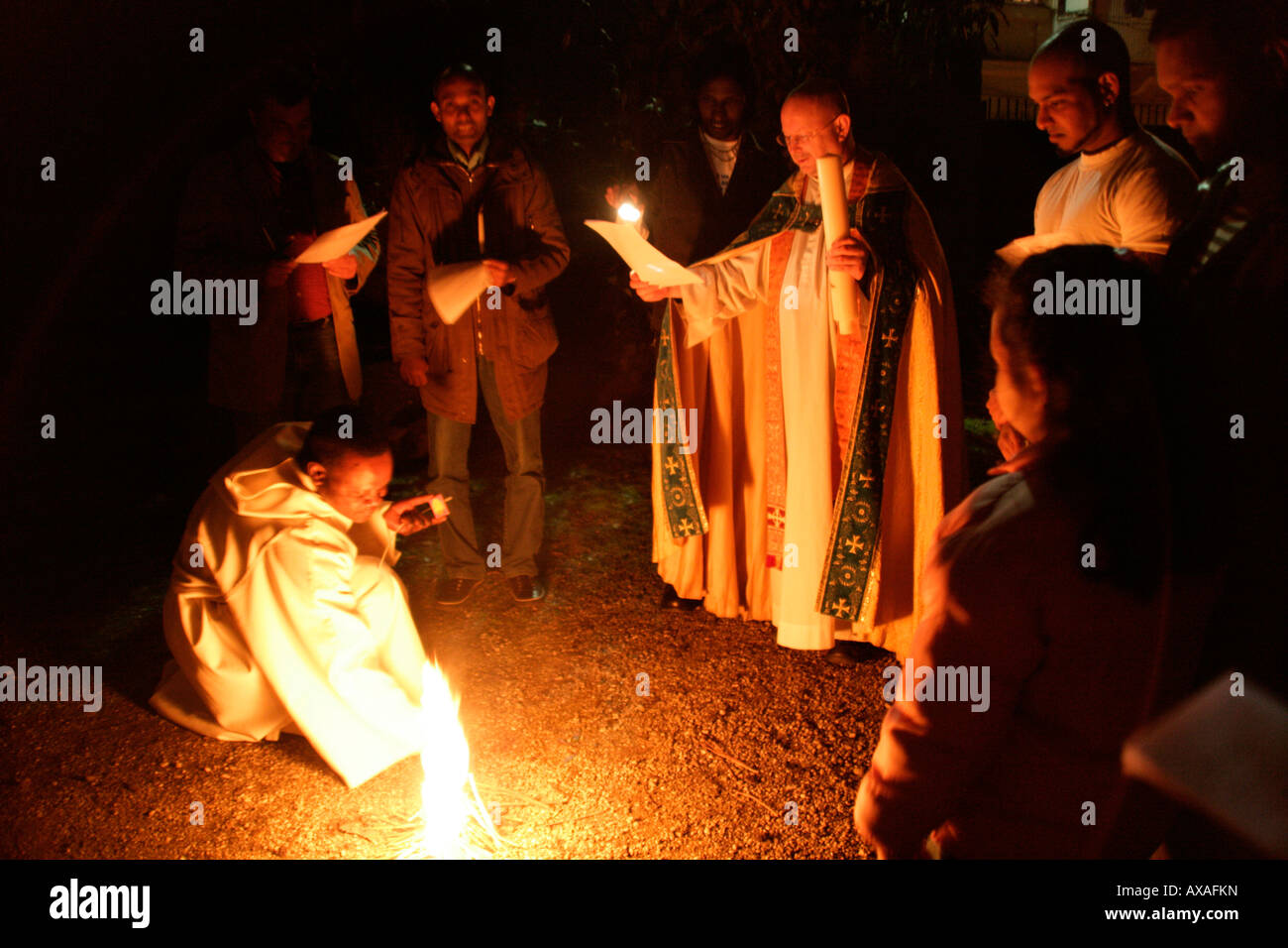 La Benedizione del fuoco pasquale alla vigilia di Pasqua presso la chiesa della Crimea, Beyoglu, Istanbul, Turchia Foto Stock