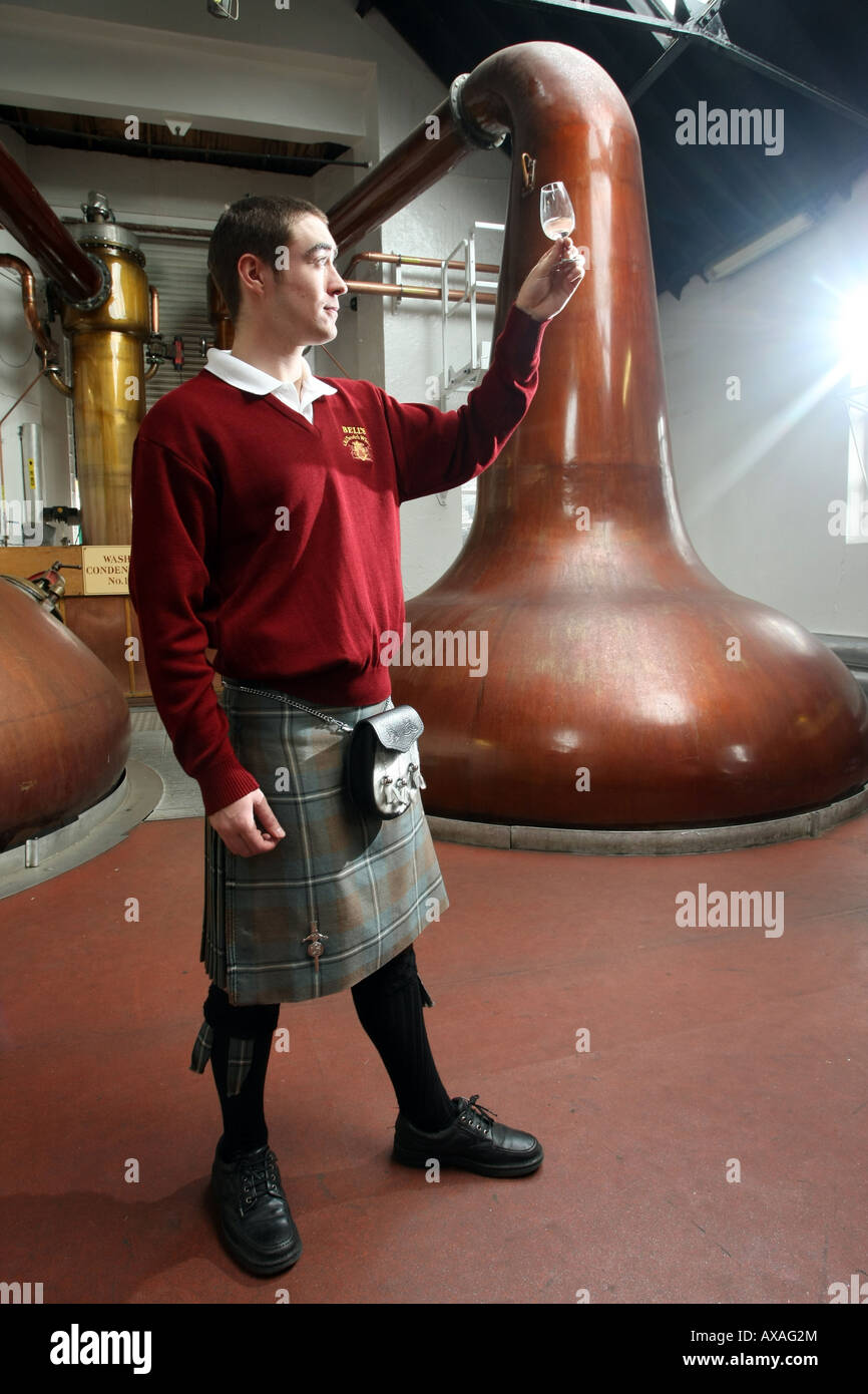 Il campionamento di una miscela a Blair Athol distilleria di whisky a Pitlochry, Perthshire, Scotland, Regno Unito Foto Stock