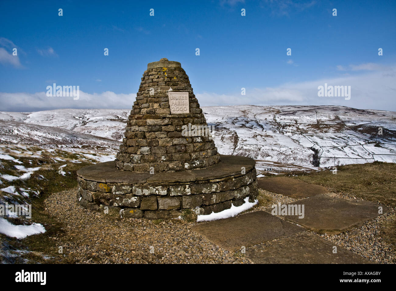 Un cairn/sedile in pietra segna il 2000 millenium nelle colline sopra Muker in Swaledale. Foto Stock