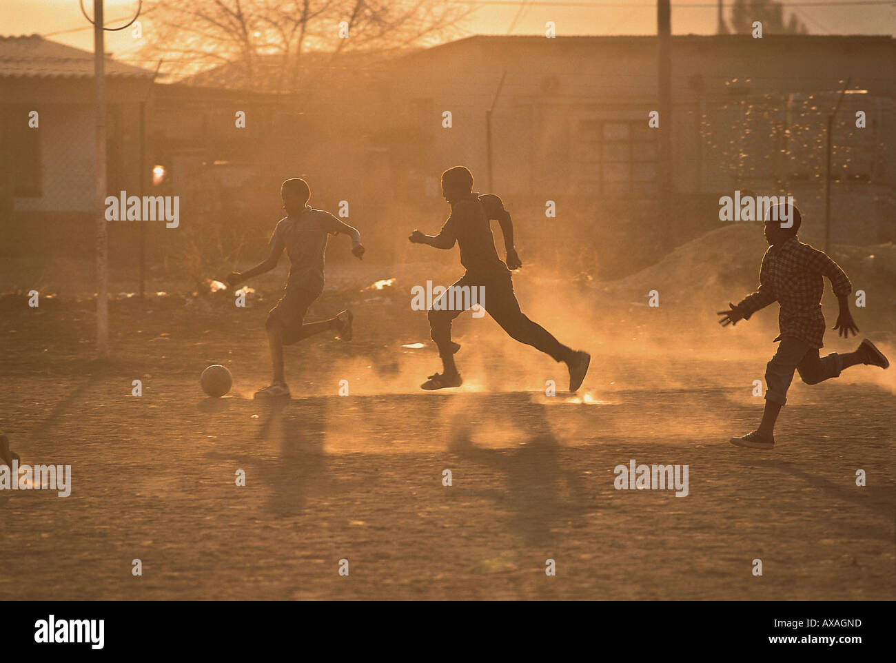 Jungen spielen Fussball, Suedafrika Foto Stock