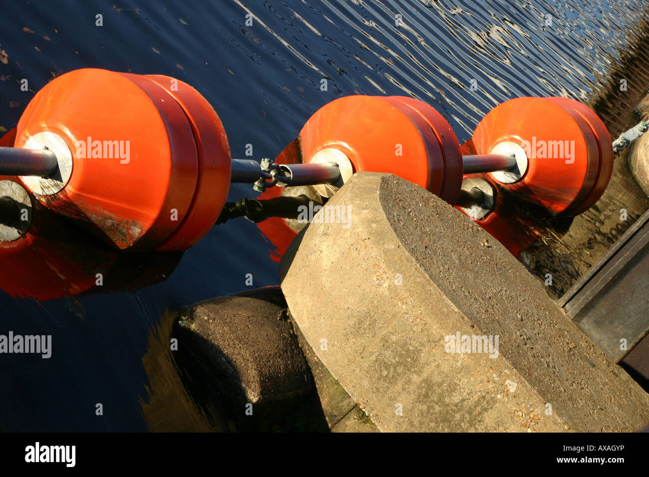 Ghiaccio icebound ghiacciate di avvertimento arancione sluice barriera fiume medway tonbridge kent Foto Stock