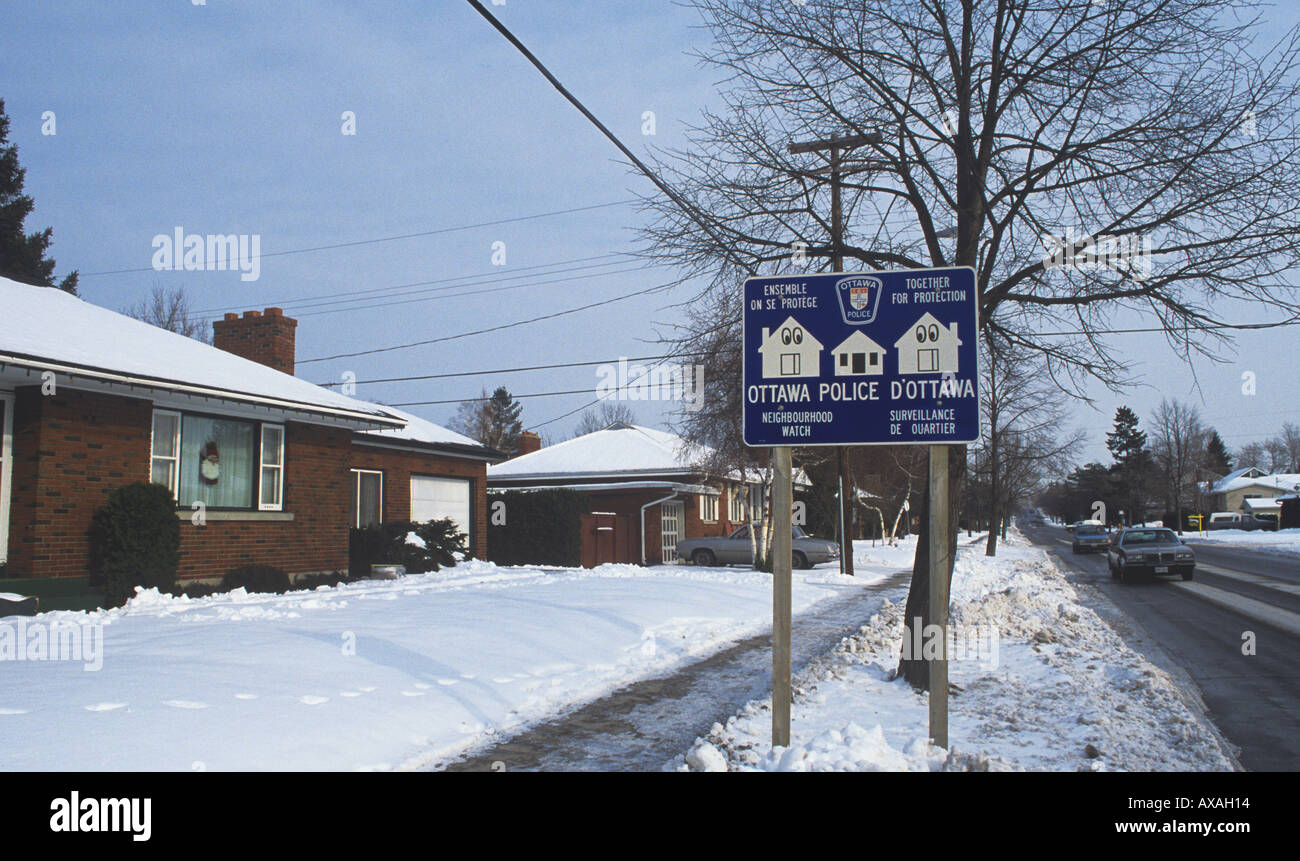 Avviso di polizia per Neighborhood Watch in francese e in inglese suburban ad Ottawa in Canada Foto Stock