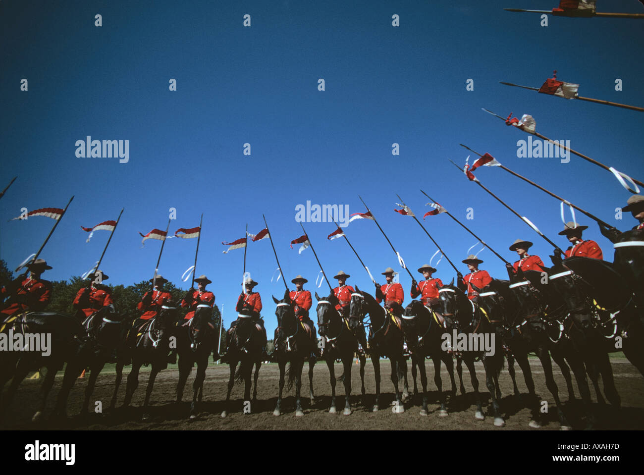 Mounties in uniforme cerimoniale formano un cerchio montato su di loro superbi cavalli neri RCMP Musical Ride CANADA Foto Stock