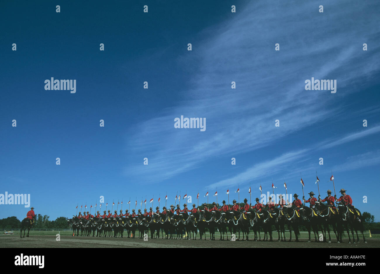 Linea di mounties nel cerimoniale di uniformi per la pratica musicale display marcia Ottawa Ontario Canada Foto Stock