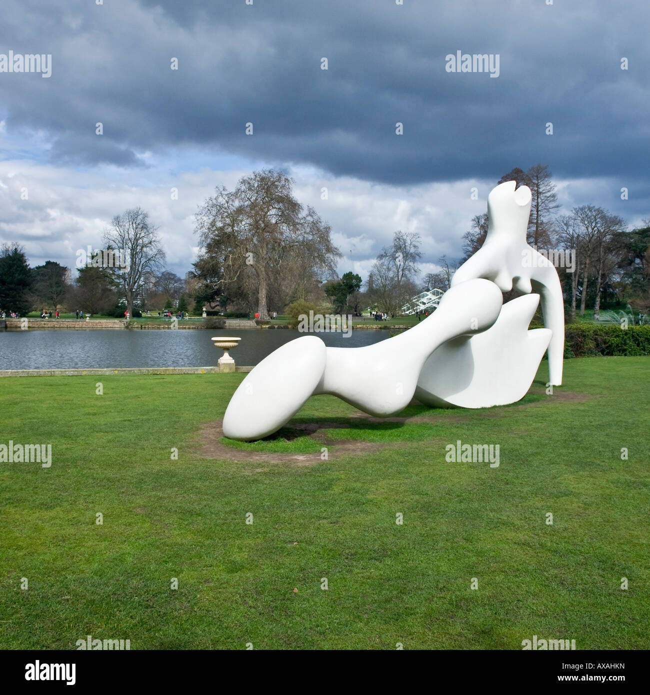 Grande figura distesa, 1984 Henry Moor a Kew Gardens Londra Inghilterra REGNO UNITO Foto Stock