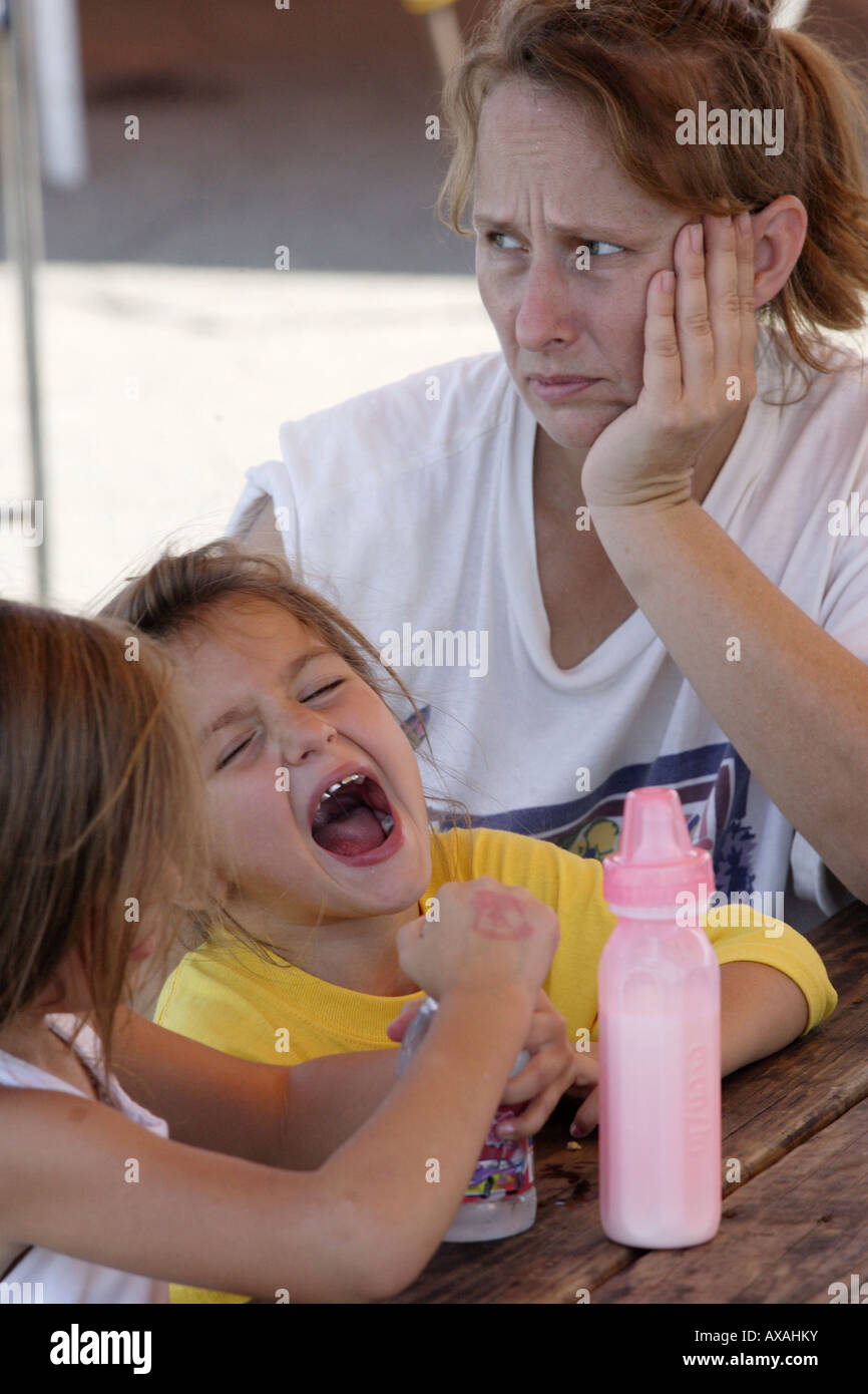 Ritratto di una madre con due figlie, vittime dell uragano Katrina, Waveland, STATI UNITI D'AMERICA Foto Stock
