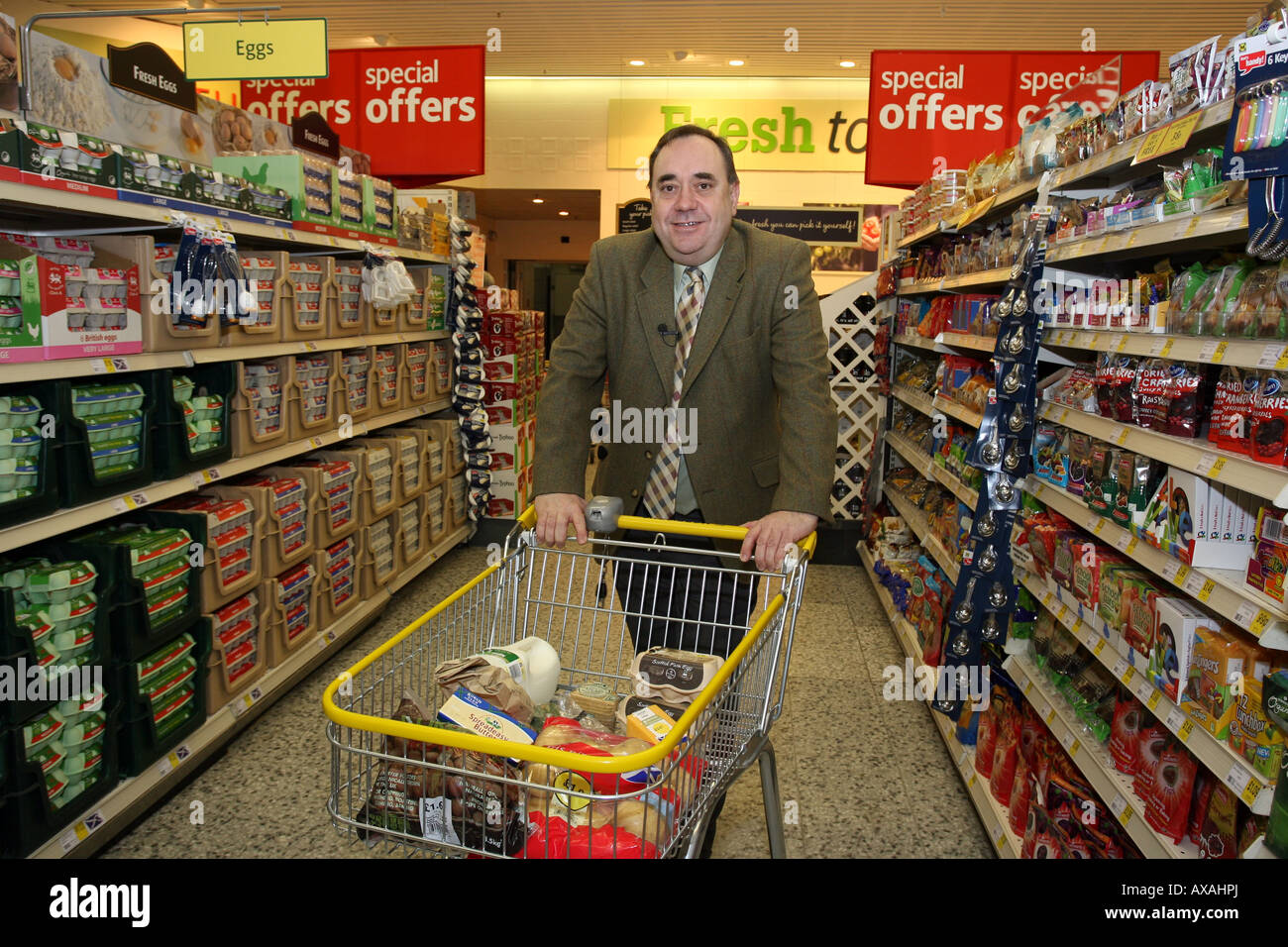 Scottish primo ministro e il Partito nazionale scozzese MP Alex Salmond acquisti in un supermercato Foto Stock