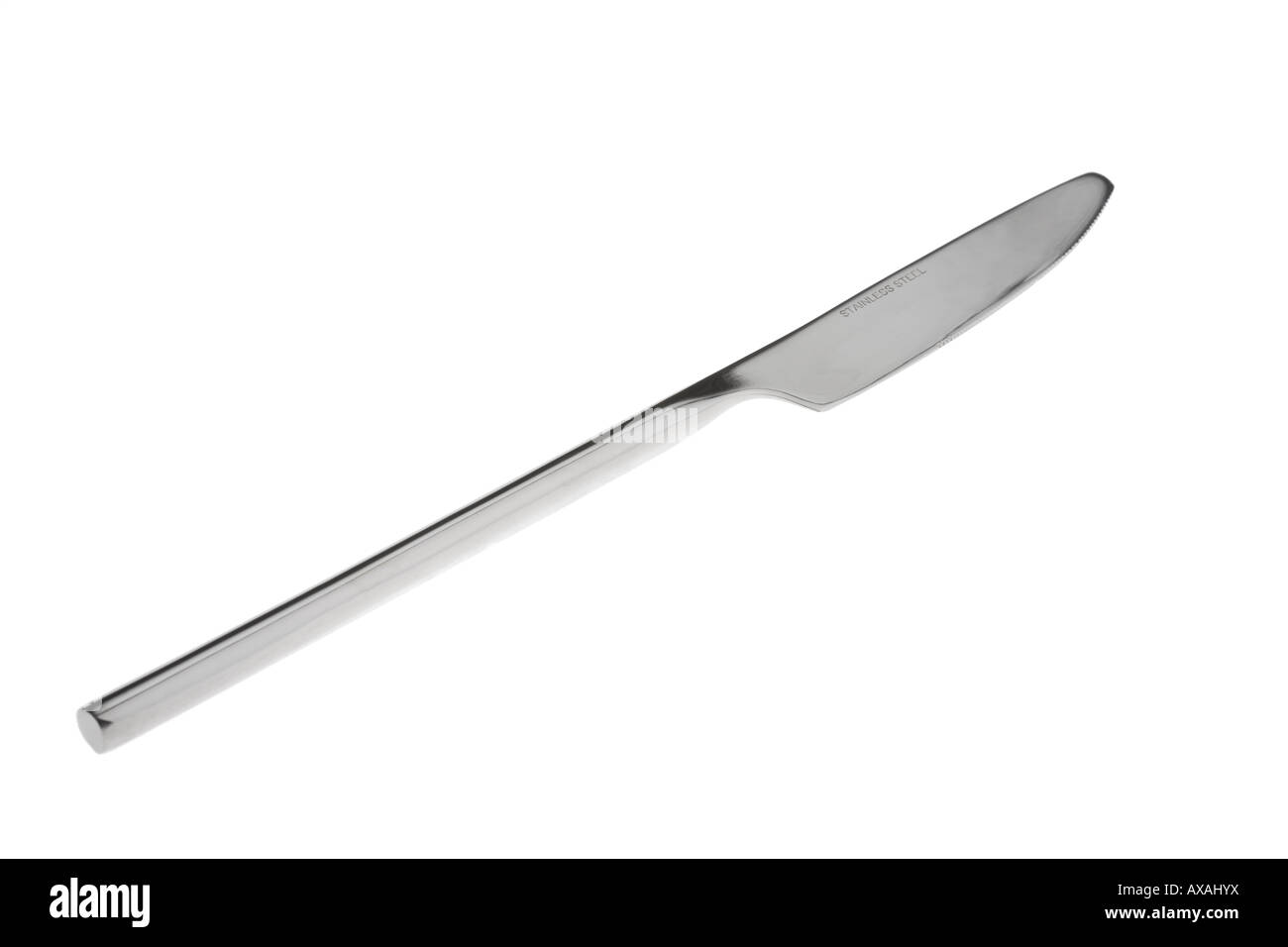 Studio close up di un singolo in acciaio inox coltello mangiare isolata contro uno sfondo bianco Foto Stock