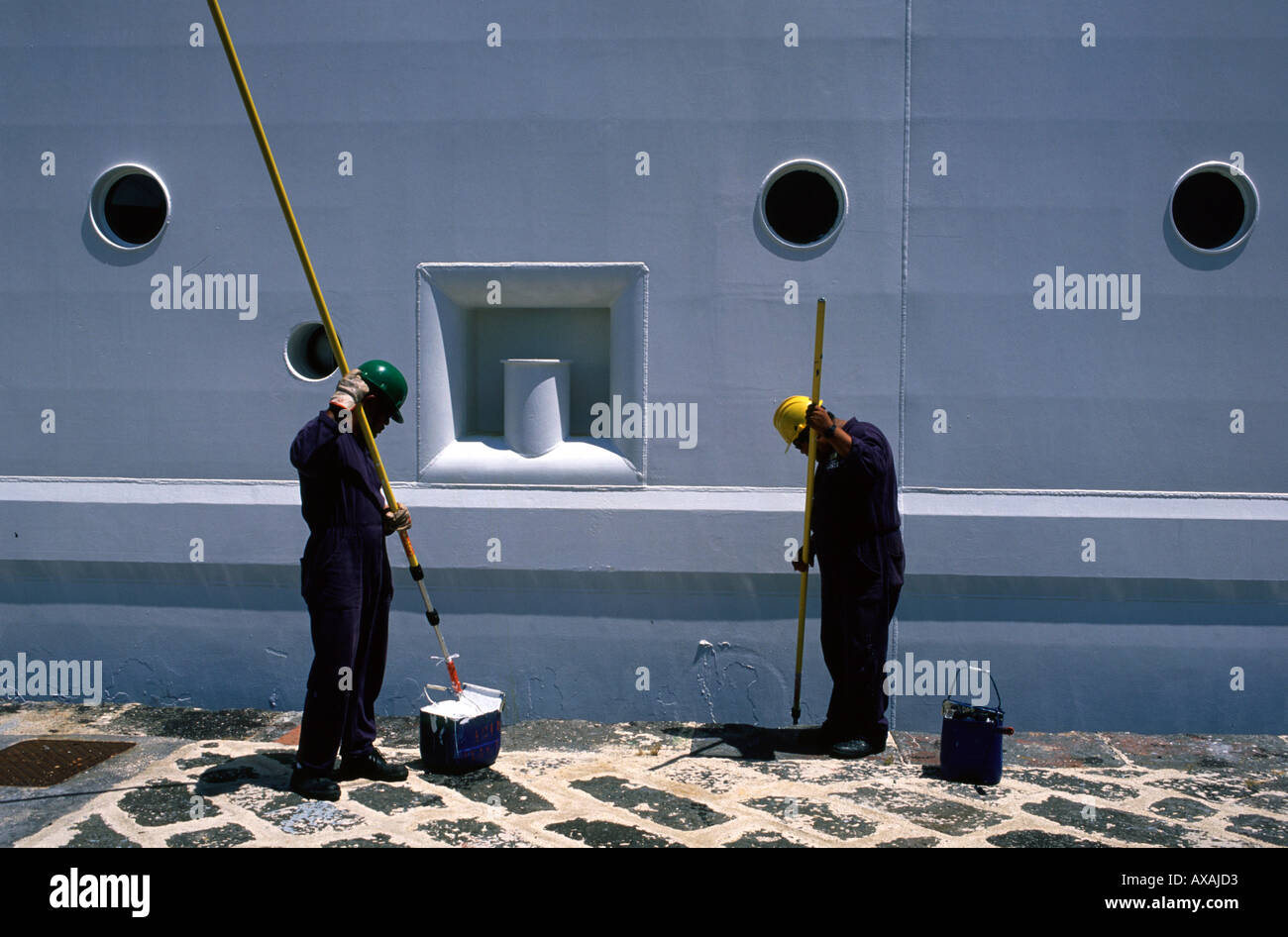 Operai pittura di una nave nel porto di Bari Italia Foto Stock