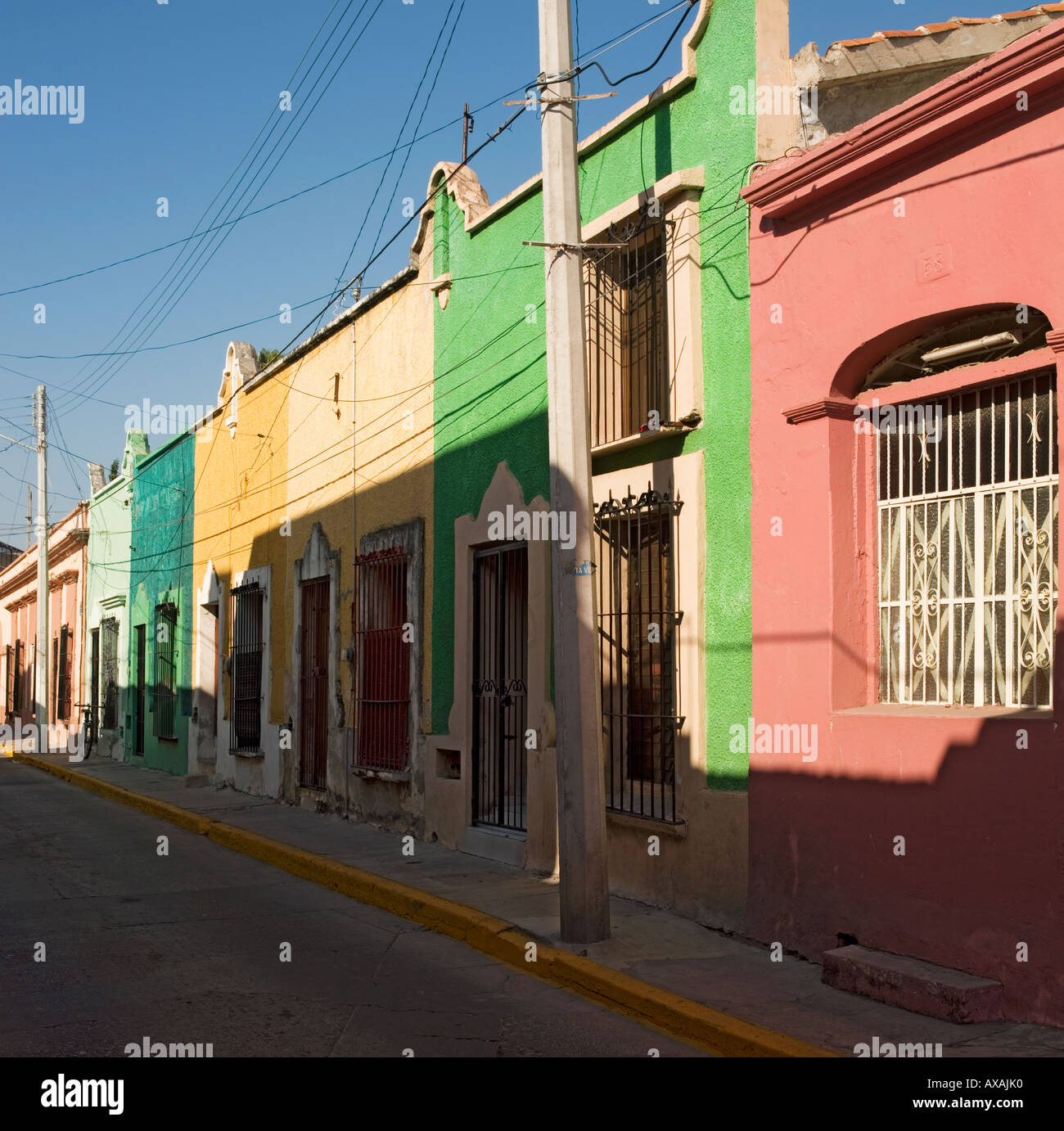 Fila di brillanti facciate colorate di colori luminosi di tropicale stile neo-classico caratterizzante architettura Sinaloan Foto Stock
