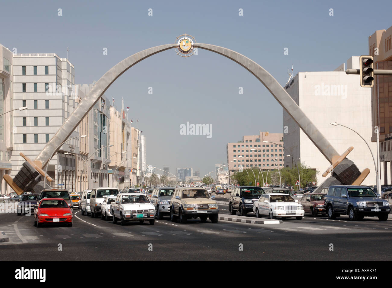 Arco commemorativo oltre la strada principale nel centro di Doha, in Qatar. Foto Stock