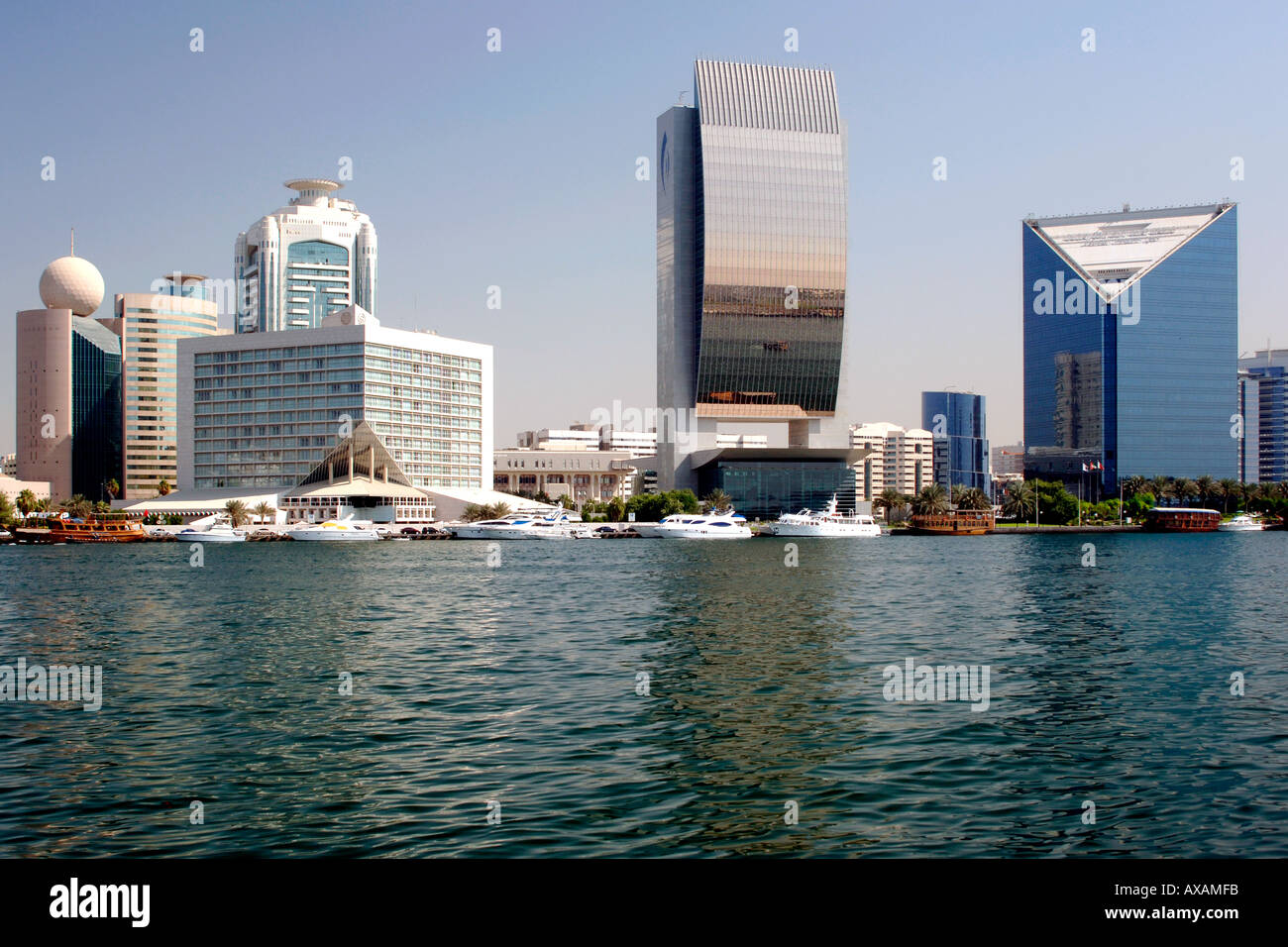 La Banca nazionale di Dubai e la Camera di Commercio di edifici che si vede attraverso il Dubai Creek "Khor Dubai'. Foto Stock