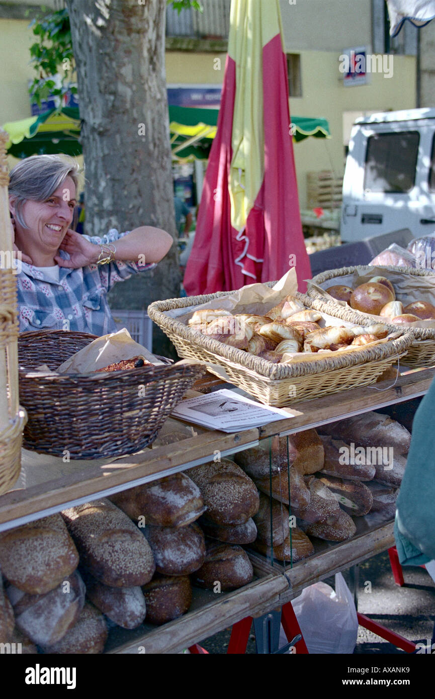 La donna vende il pane, Nyons, Drome Francia Foto Stock