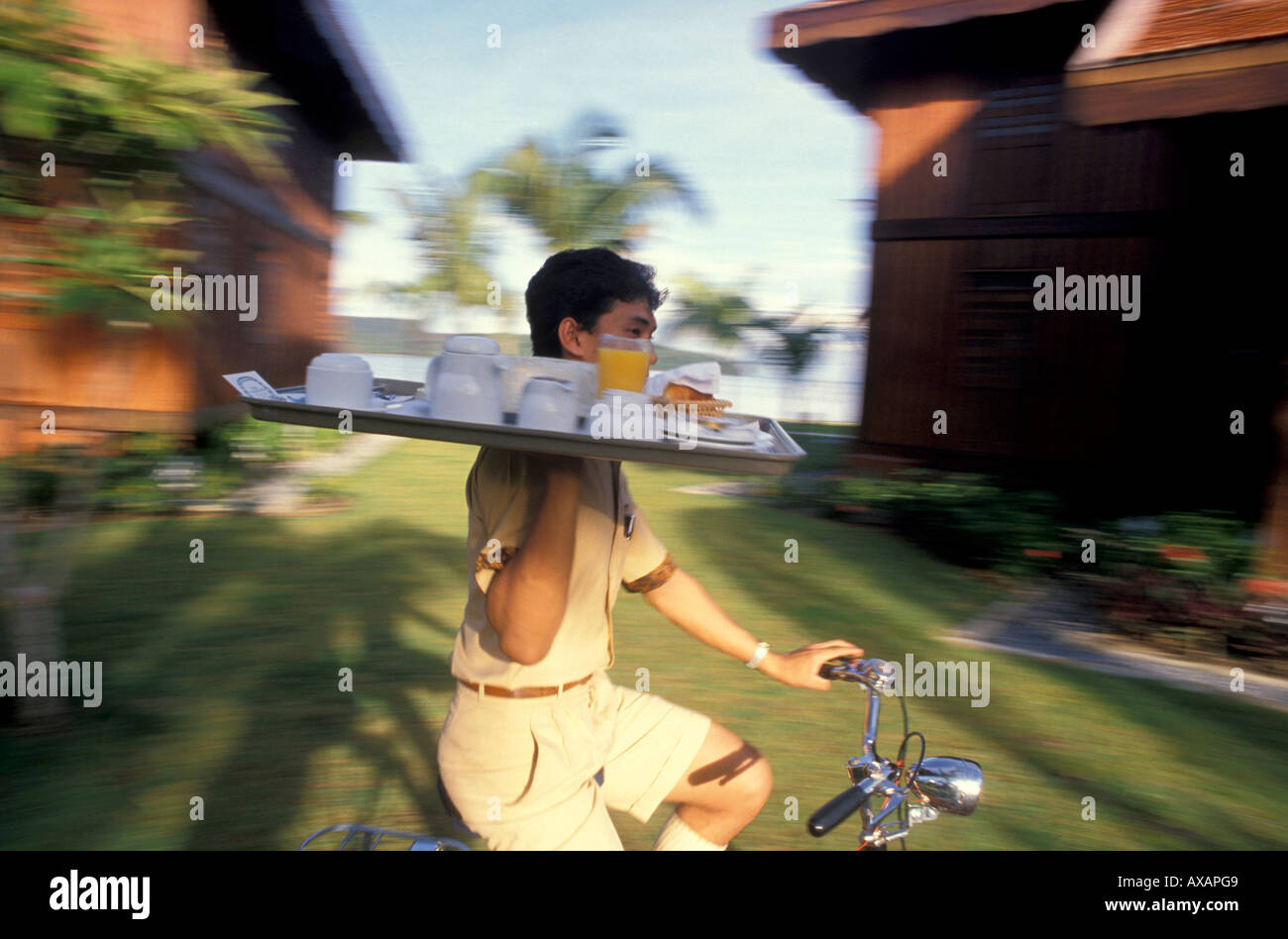 Cameriere con vassoio sulla bicicletta, Pelangi Resort, Malaysia, Asia Foto Stock