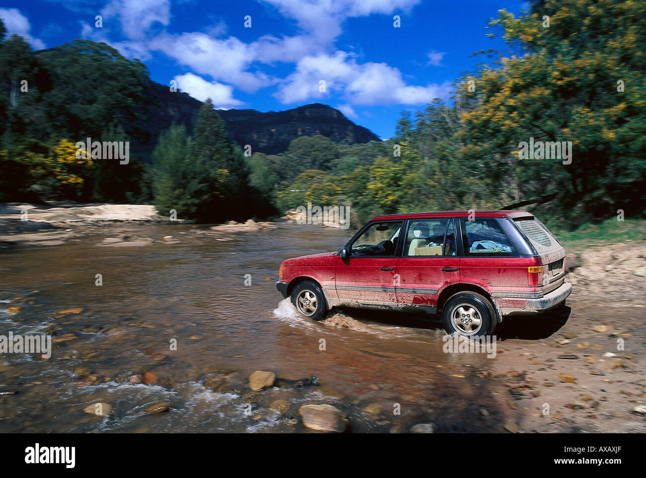 Attraversando il fiume Wolgan, Blue Mountains, Nuovo Galles del Sud Australia Foto Stock