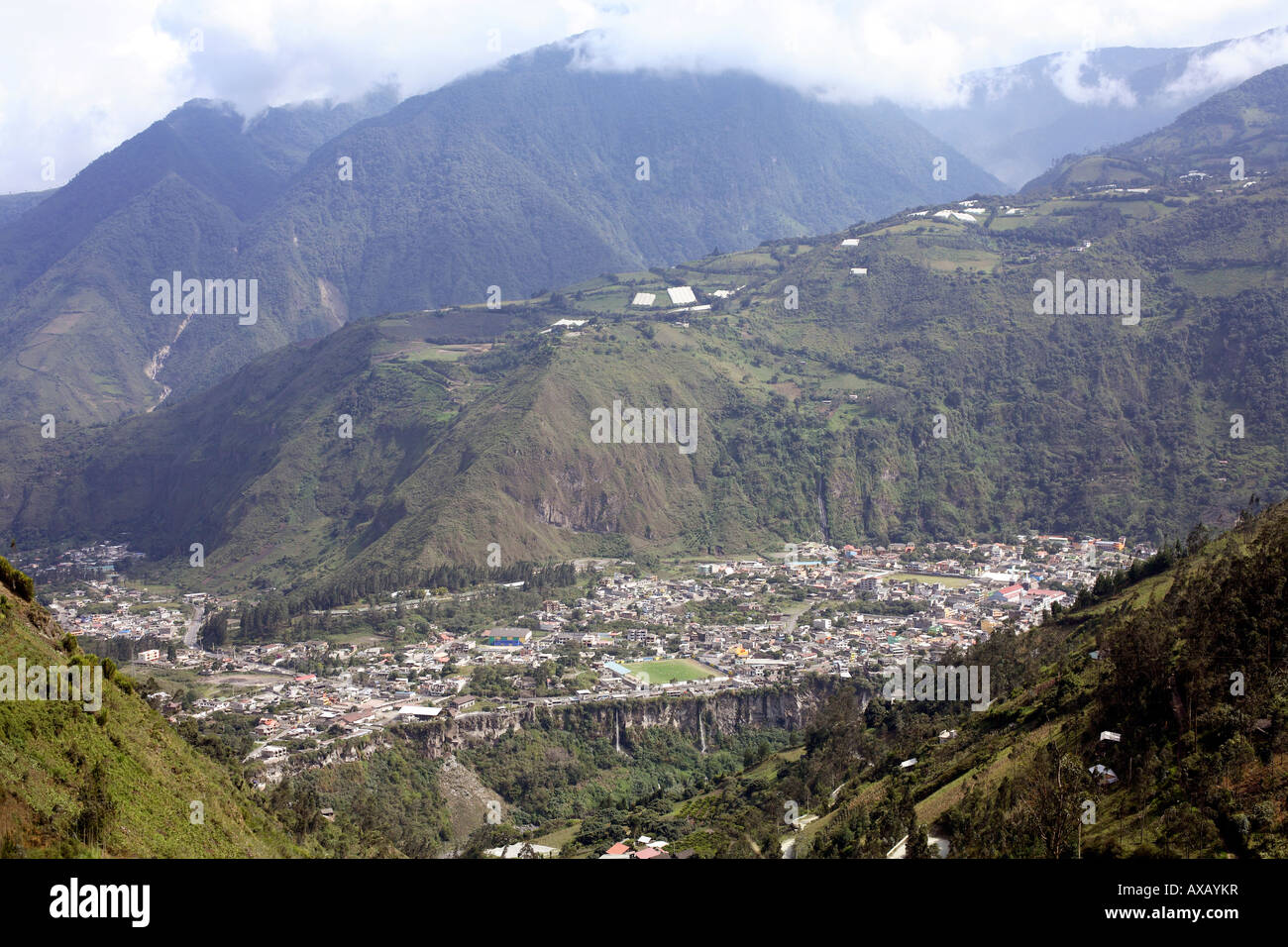 La città di Banos, una destinazione turistica in Ecuador ai piedi del vulcano Tunguragua Foto Stock