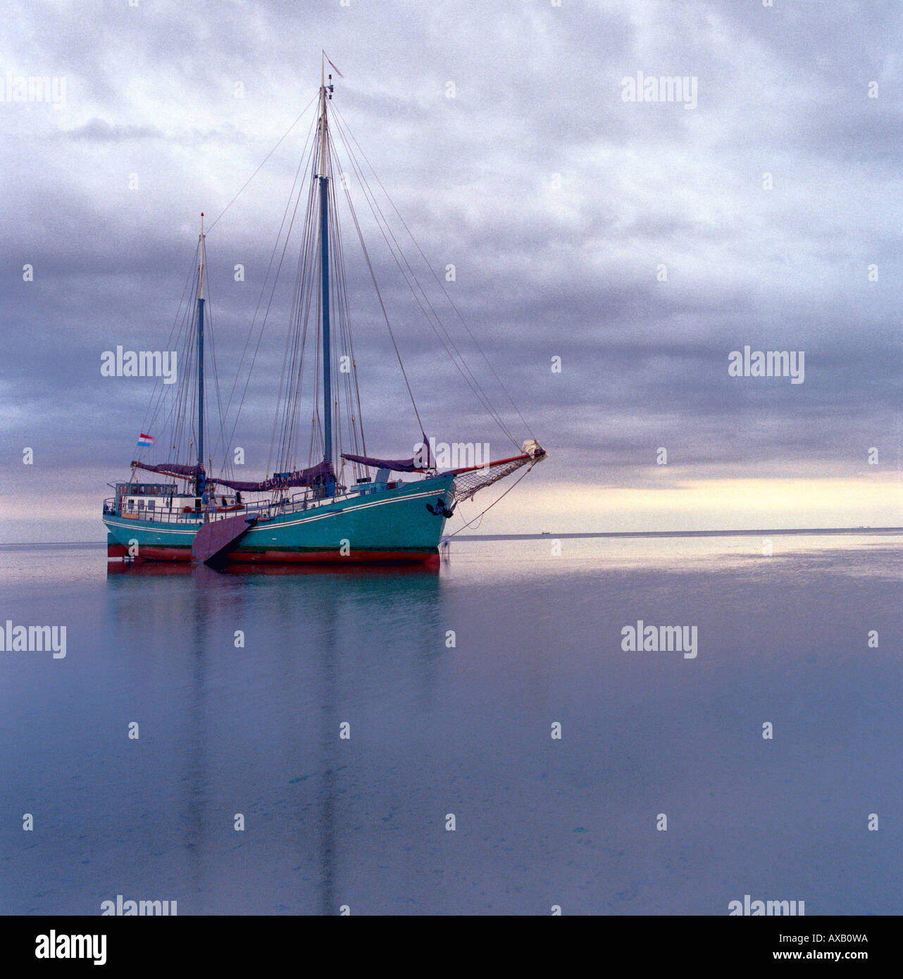 Fondo piatto barca a vela Pelikaan, Ameland Paesi Bassi Foto Stock