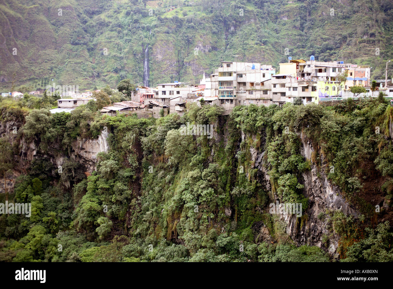 Edifici appollaiato sul bordo di una scogliera di basalto, parte della città di Banos, Ecuador Foto Stock