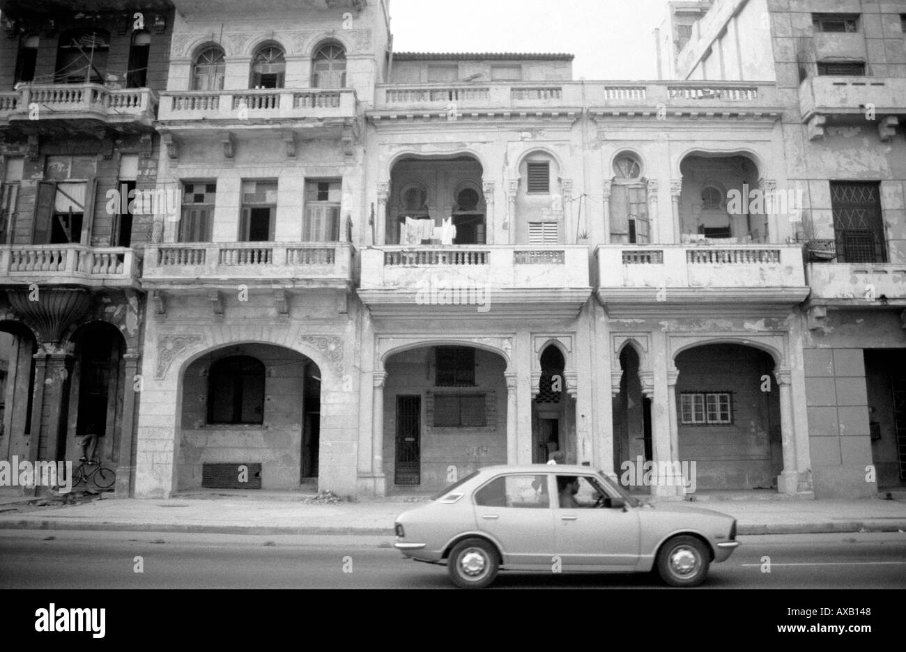 Lo stile coloniale architettura lungo il Malecon in Havana Cuba Foto Stock