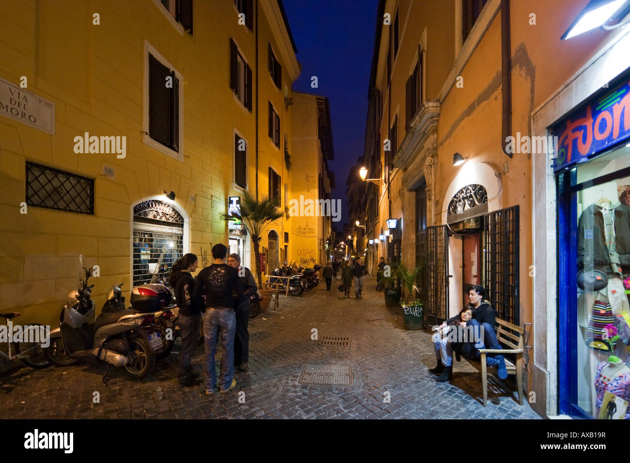 Tipica strada di notte nel quartiere di Trastevere, Roma, Italia Foto Stock