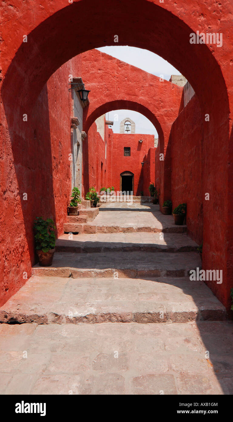 Perù - Arequipa Santa Catalina Convento arcate dipinte in rosso Foto Stock