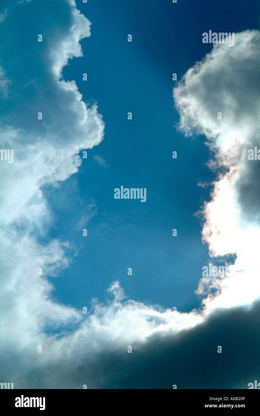 Nuvole e raggi solari Foto Stock