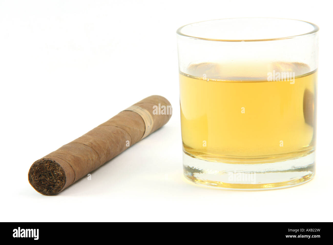 Il sigaro e bicchiere di whiskey isolati su sfondo bianco Foto Stock