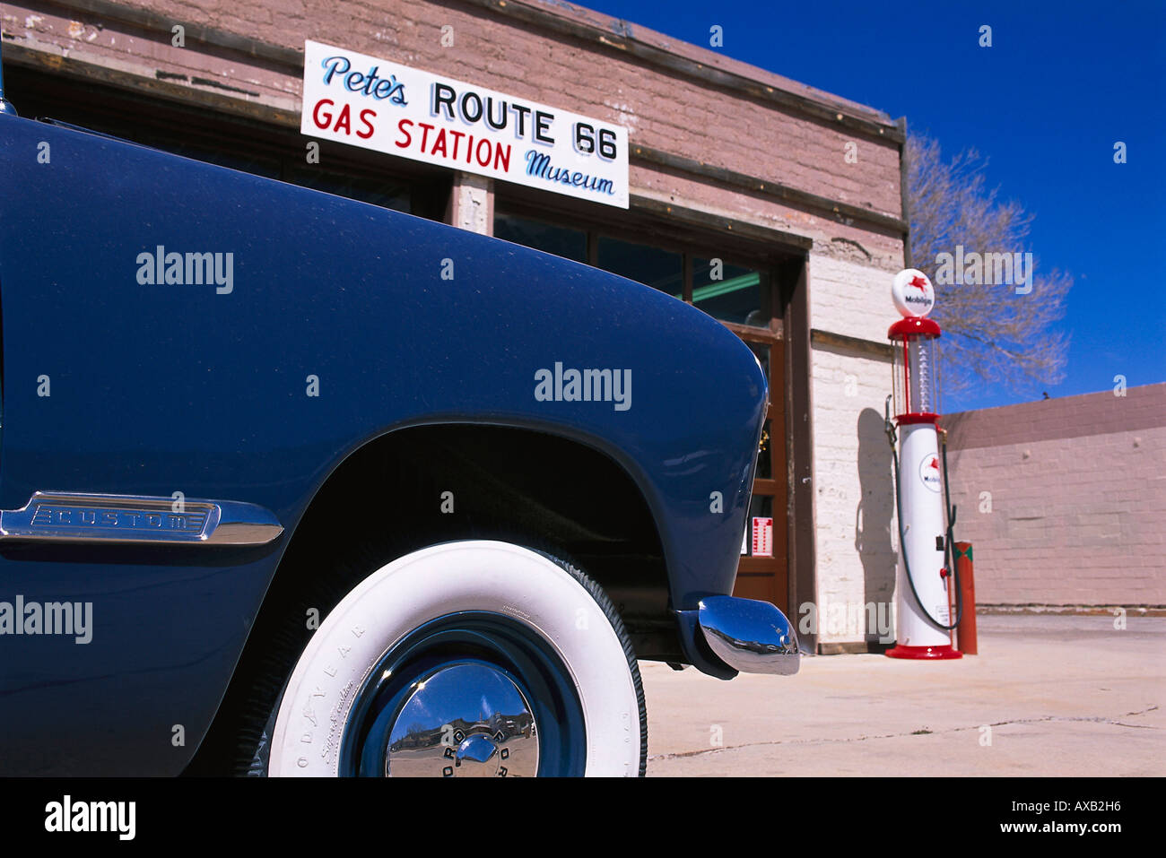 Auto d'epoca, in corrispondenza di una stazione di riempimento, Williams, Route 66, Arizona USA, America Foto Stock