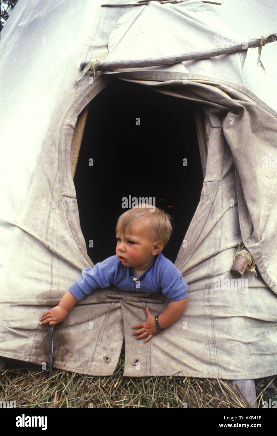 Un giovane bambino nel Villaggio di tende Tepee Dyfed Regno Unito Galles SB Foto Stock