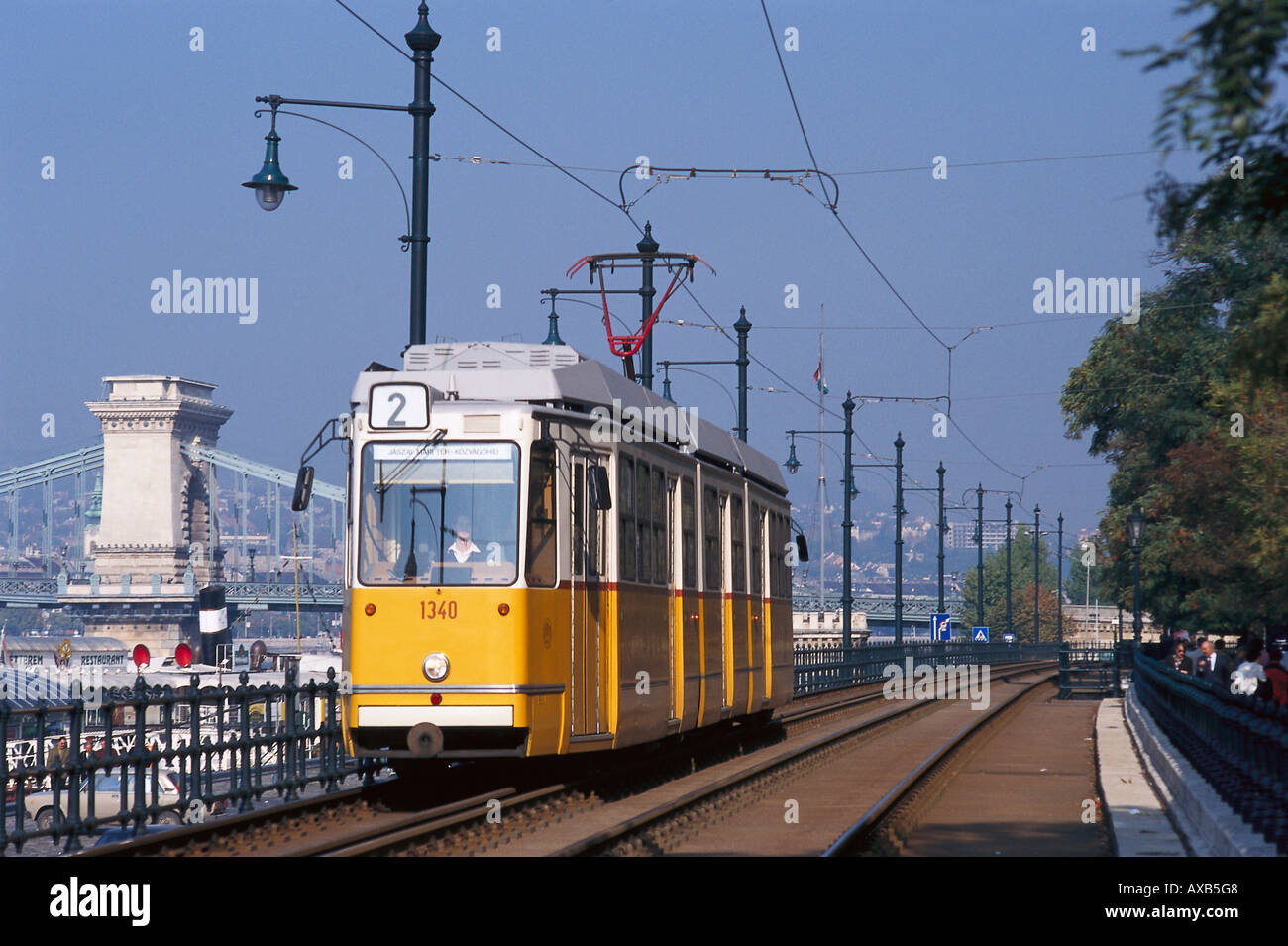 La linea del tram numero 2 sul Danubio, il ponte della Catena, Budapest, Ungheria Foto Stock