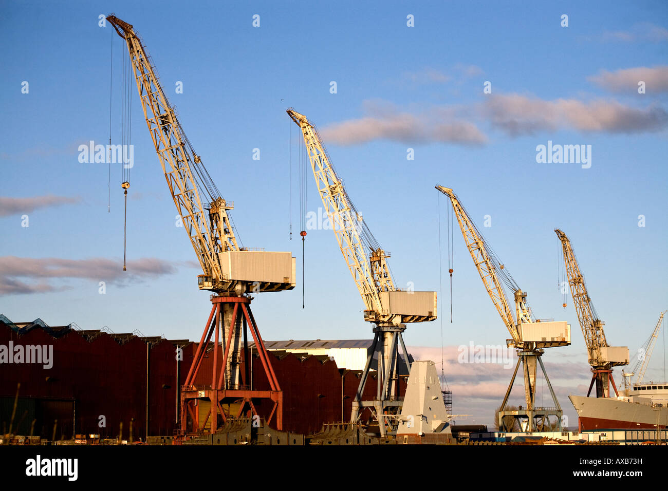 Il sollevamento di carichi pesanti, gru a BAE Systems cantiere navale sul fiume Clyde Glasgow REGNO UNITO Foto Stock
