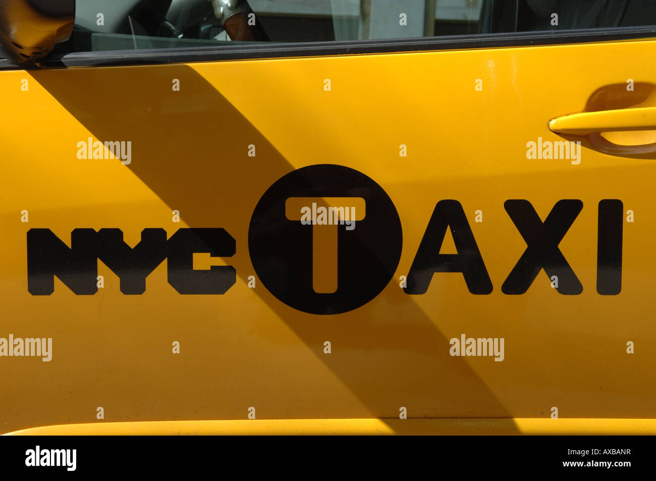 Un nuovo NYC taxi logo sul lato di una cabina Foto Stock