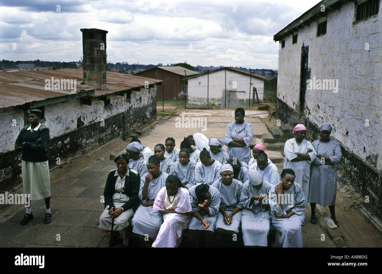 I detenuti del carcere di donne a Nairobi sta guardando un film in carcere, eseguita anche dalle loro donne fellows Foto Stock