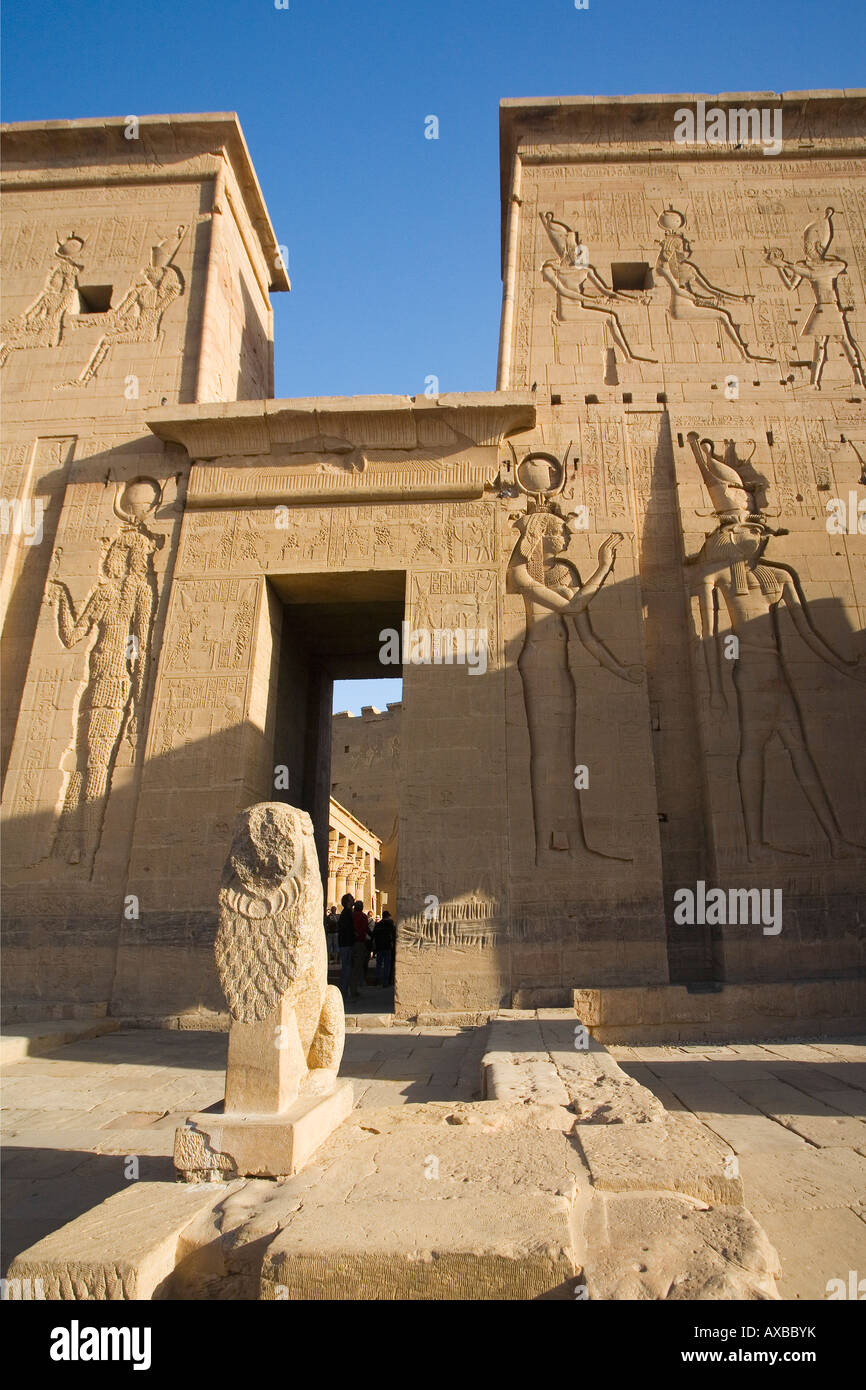 Primo pilone del Tempio di Iside Philae in Nubia vicino a Aswan Alto Egitto Nord Africa Medio Oriente Foto Stock