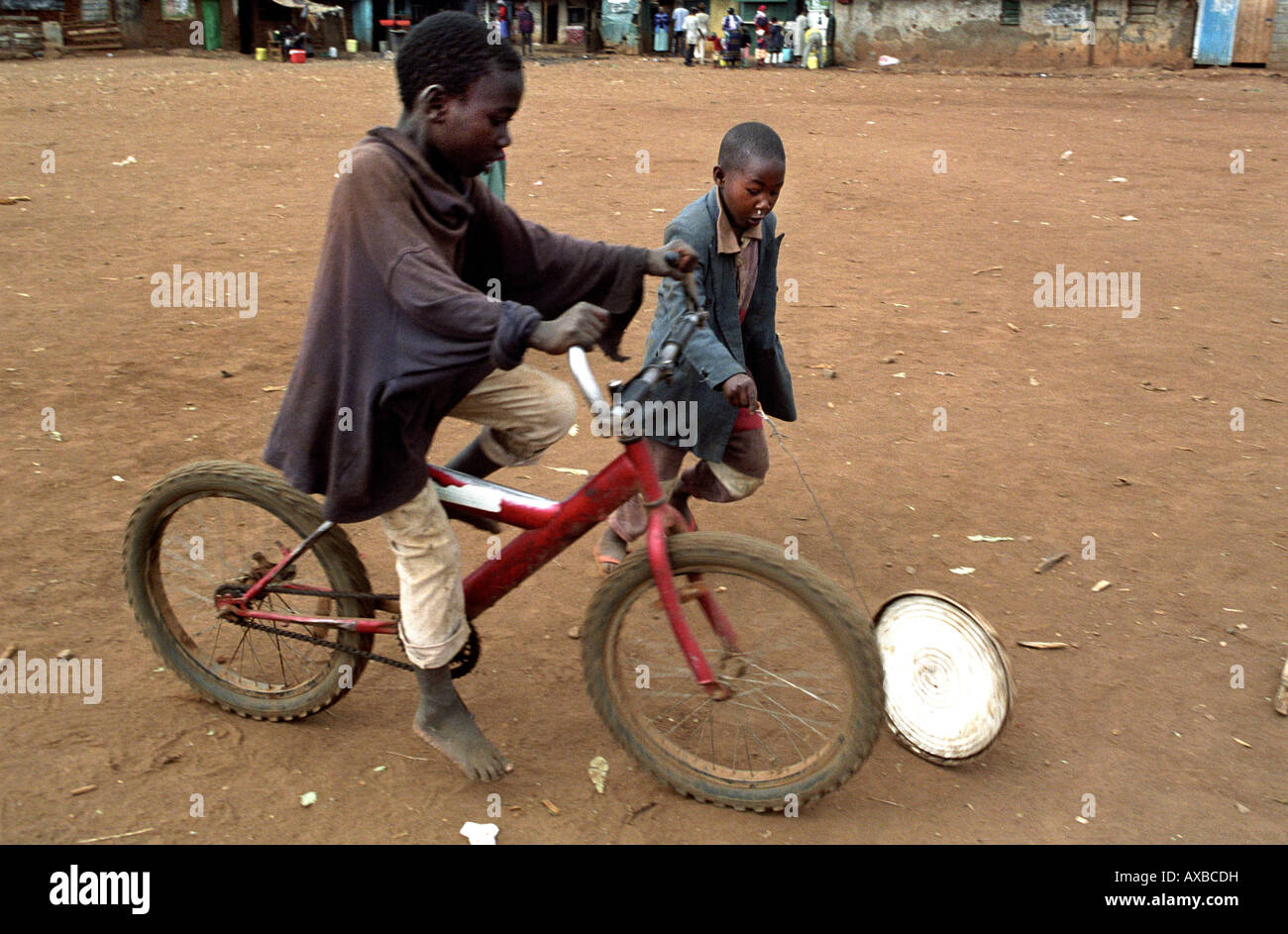 Bambini che giocano nella baraccopoli di Kibera, il più grande in Africa - Nairobi, Kenya Foto Stock
