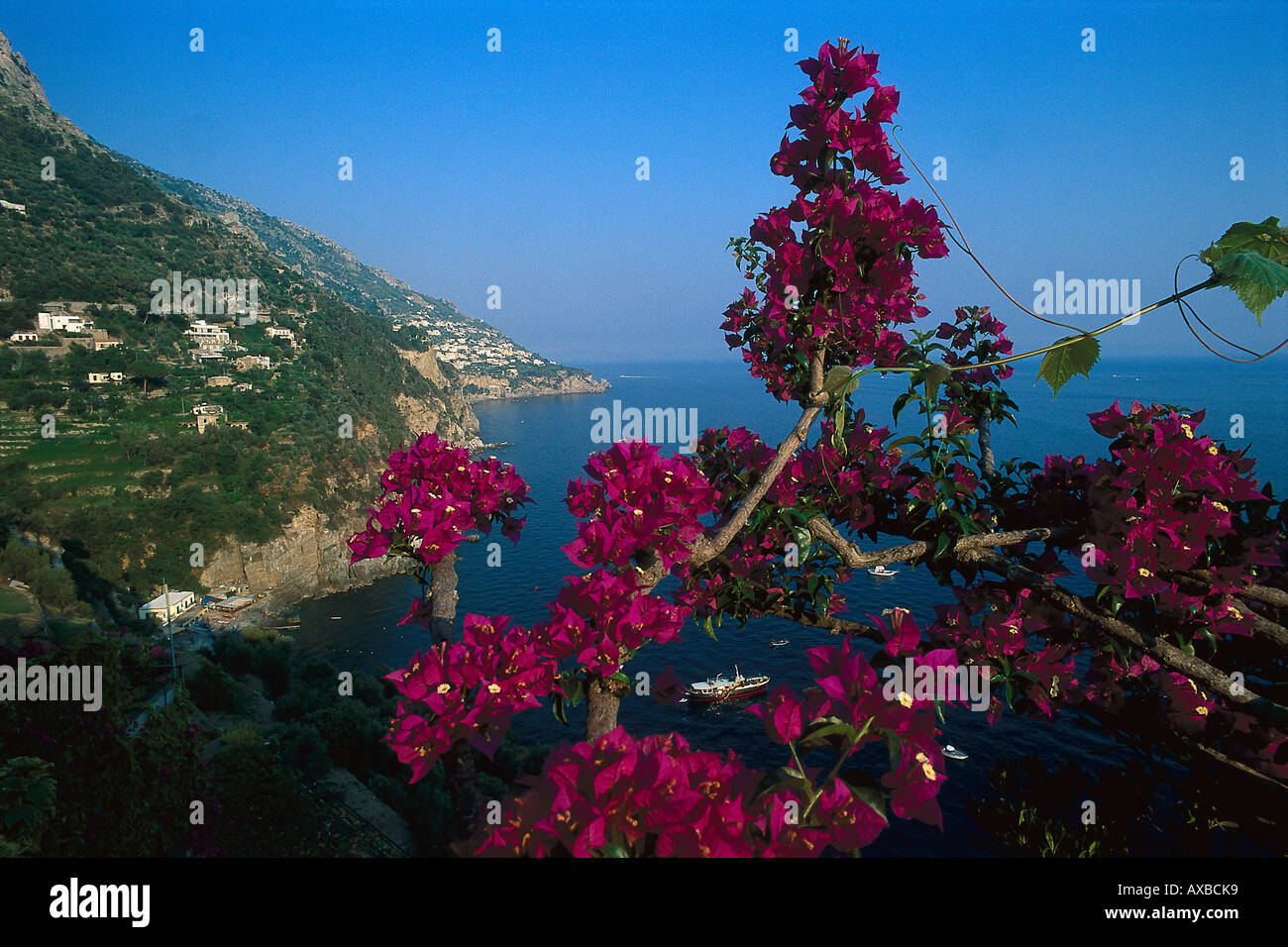 Vista in area costiera sotto il cielo blu, Praiano, Amalfitana, Campania, Italia Italia, Europa Foto Stock