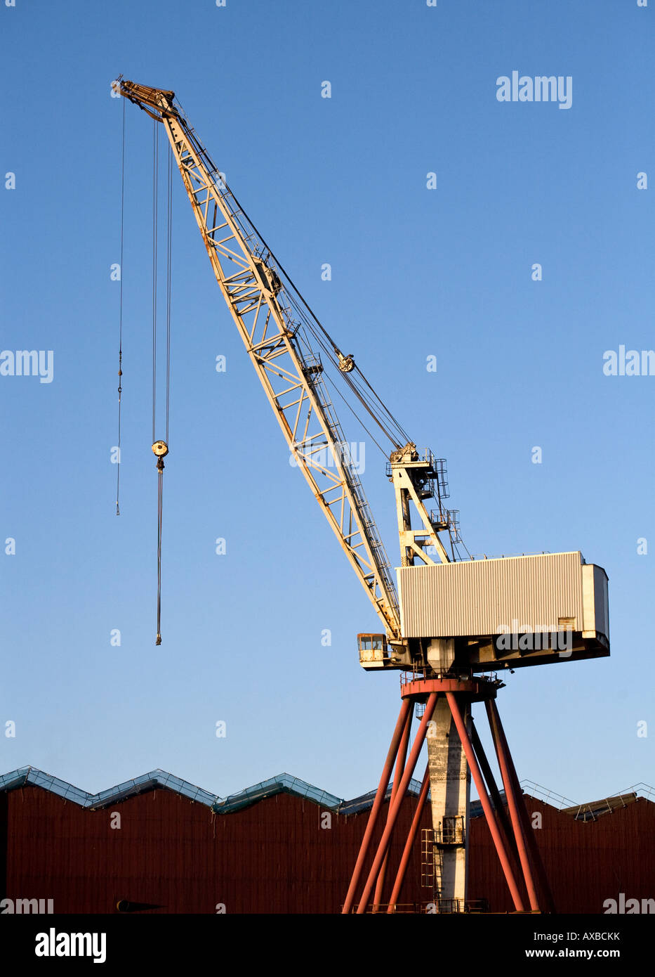 Il sollevamento di carichi pesanti, gru a BAE Systems cantiere navale sul fiume Clyde Glasgow REGNO UNITO Foto Stock